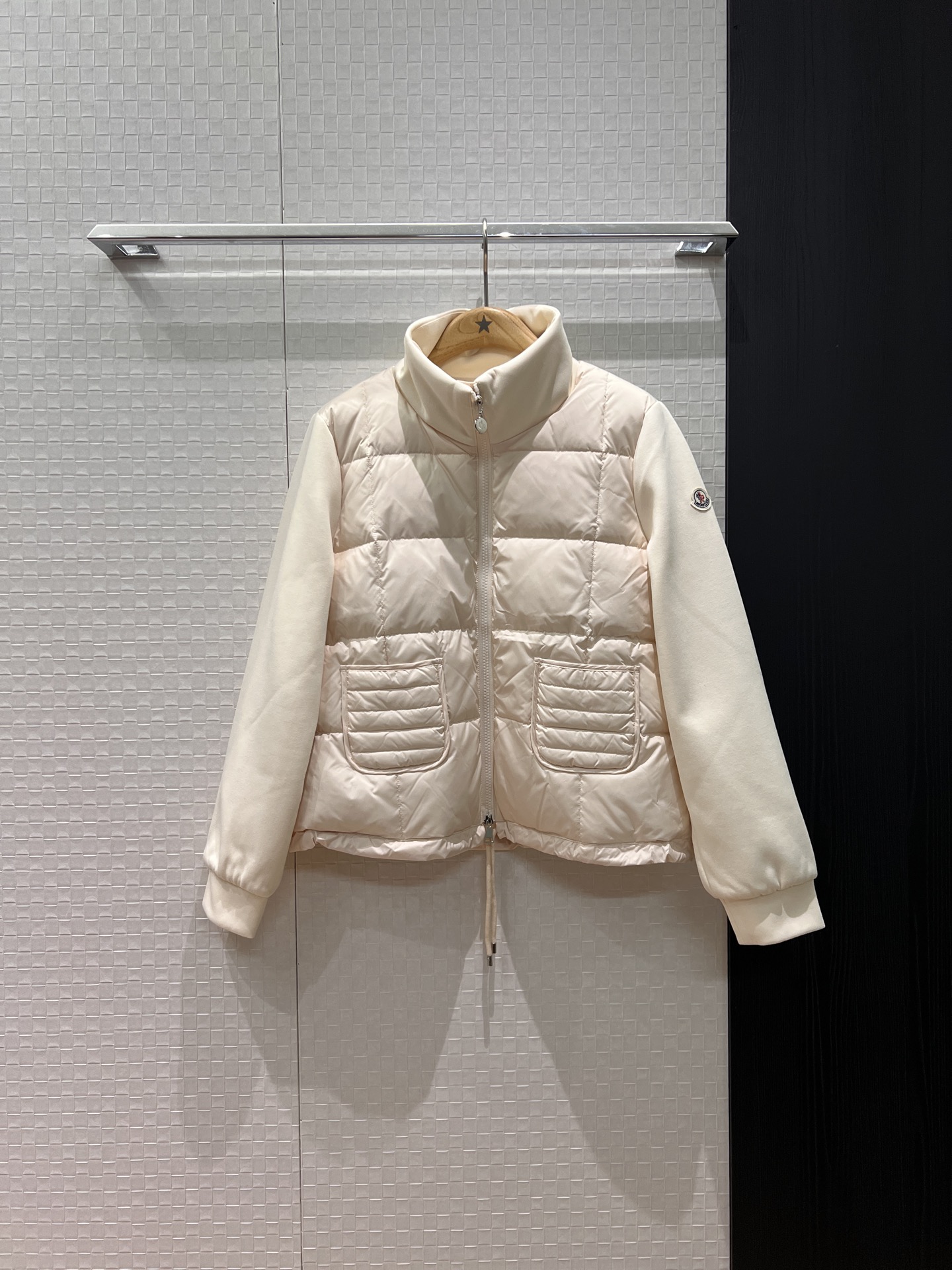 NO:578668,Comes with dust bag, autumn and winter new style muzzled, stand-up collar spliced ​​down zipper jacket, casual sports, 90 down and 10 feathers classic logo armband decoration, double zipper design, drawstring at the hem for age-reducing and versatile black/white S-XL,,Moncler,jackets & coats,jackets & coats,down jacket,alexander wang19860909配防尘袋秋冬新款蒙口 立领拼接羽绒拉链夹克外套 休闲运动 90羽绒10羽毛经典logo袖标装饰 双拉链设计 下摆可抽绳收腰减龄百搭 黑色/白色 S-XL,,Moncler,jackets & coats,jackets & coats,down jacket,alexander wang,Women's clothing