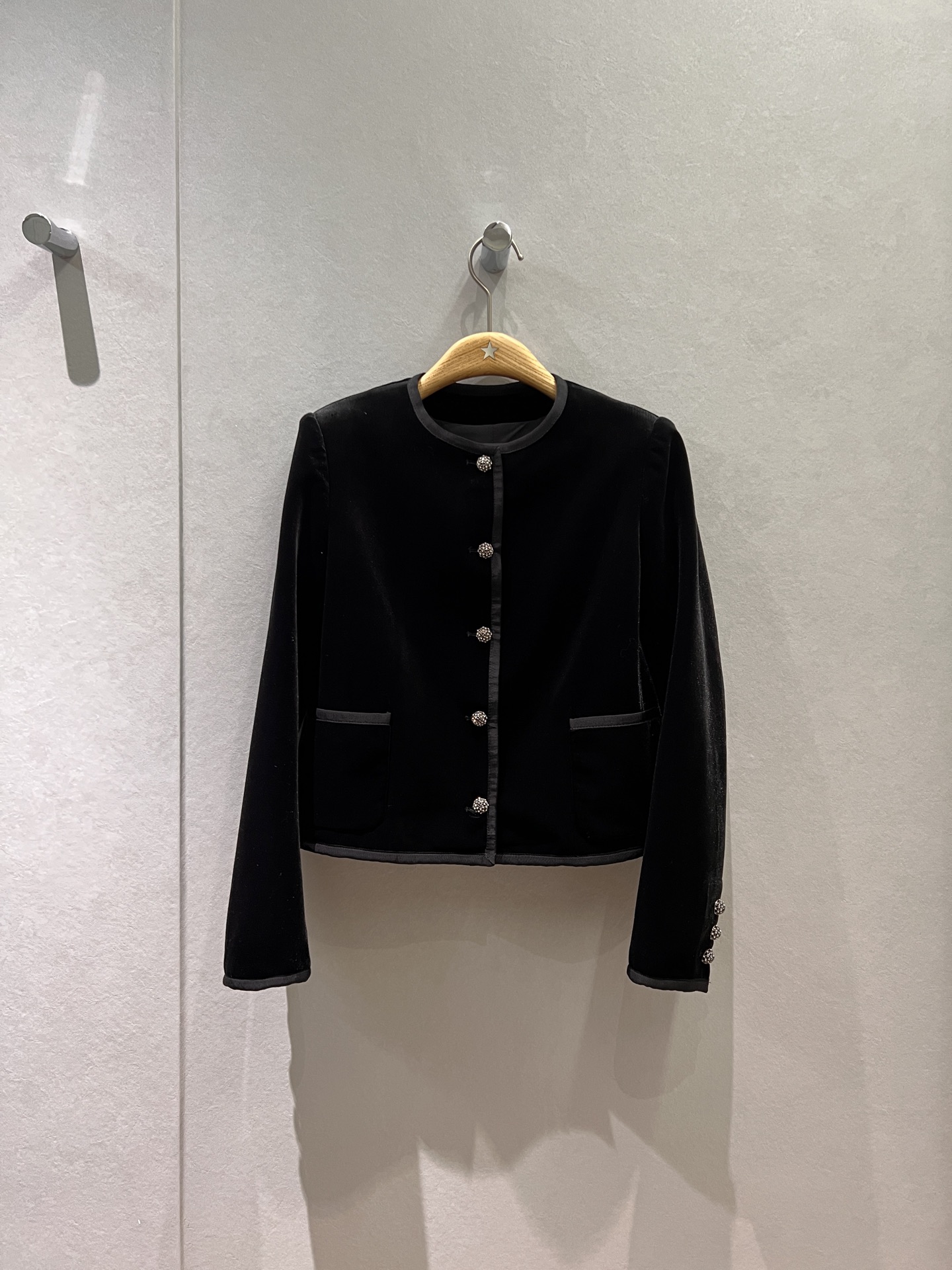 NO:578673,New 26 early spring vacation series, heavy-duty diamond buttoned round neck short velvet jacket with webbing edge, noble lady, temperament and age-reducing S-XL,,jackets & coats,alexander wang19860909新款26早春度假系列 重工镶钻扣圆领短款丝绒外套织带包边 名媛淑女 气质减龄S-XL,,jackets & coats,alexander wang,Women's clothing