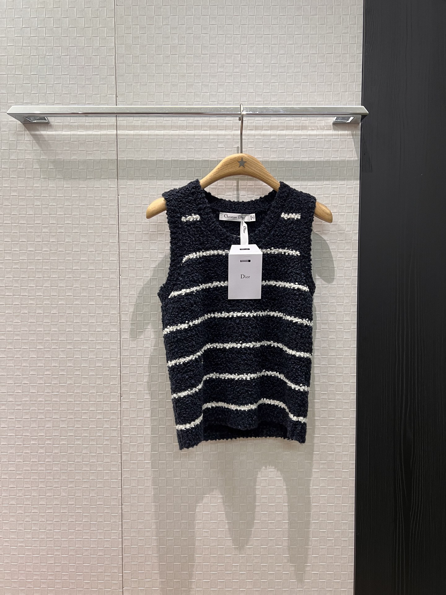 NO:578654,Zhou Ye's same style 26 holiday series towel knitted striped vest, classic embroidered bee logo, simple and versatile, slimming and slimming, dark blue and white must-have for age reduction SML,,alexander wang19860909周也同款 26度假系列毛巾针织条纹背心 经典刺绣小蜜蜂logo 简单百搭 修身显瘦 减龄必备深蓝白色 SML,,alexander wang,Women's clothing