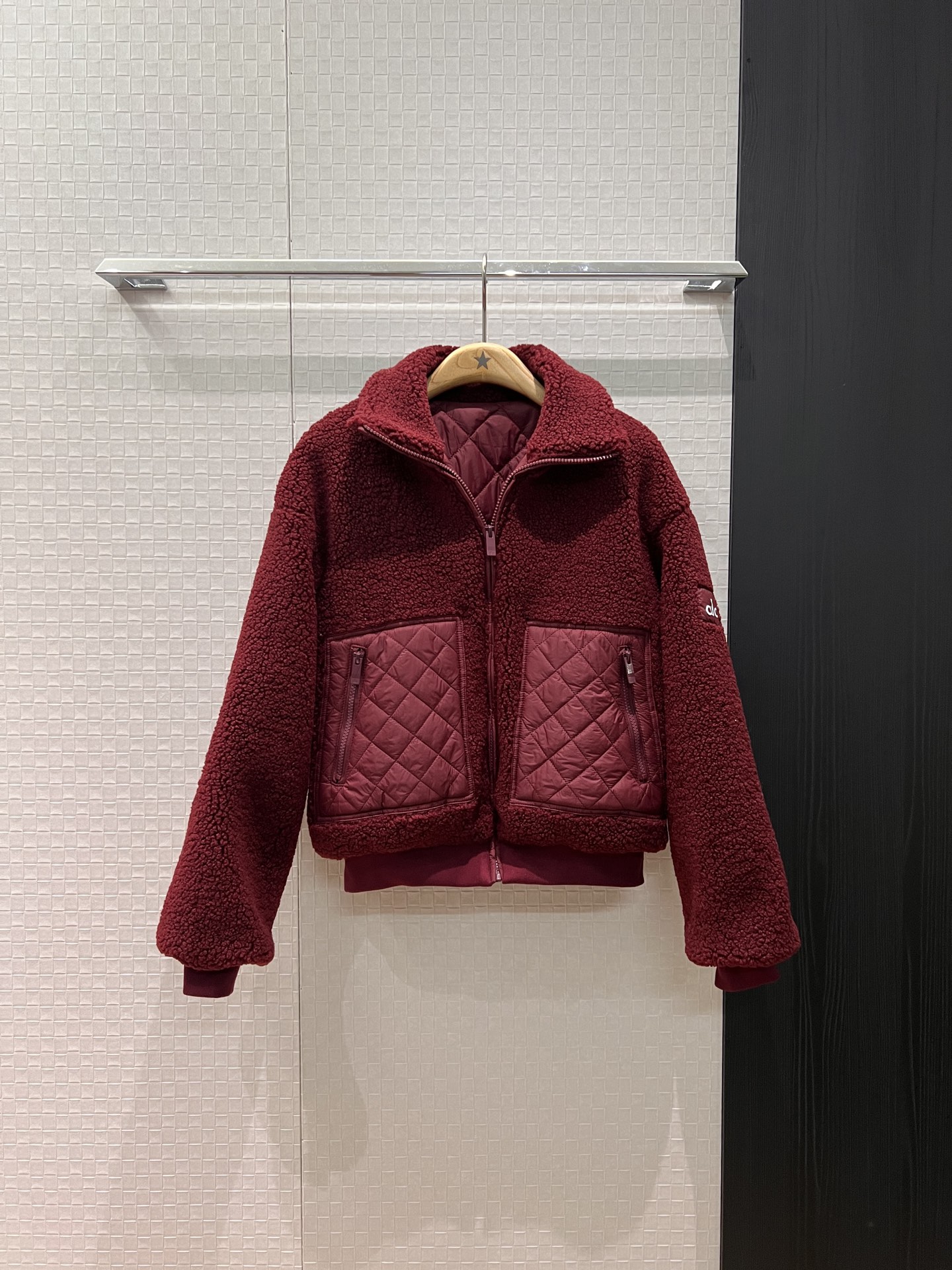 NO:578822,New alo Teddy fur patchwork quilted jacket, short waist, loose and casual, versatile for age reduction, black and white, coffee and red SML,,jackets & coats,alexander wang19860909新款alo泰迪毛毛拼接夹棉外套短款收腰 宽松休闲 减龄百搭黑白咖红 SML,,jackets & coats,alexander wang,Women's clothing