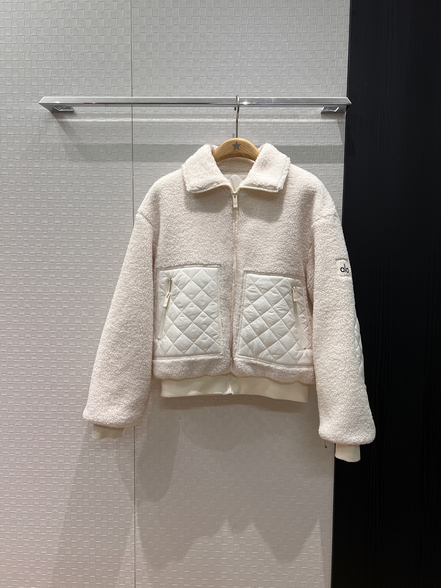NO:578829,New alo Teddy fur patchwork quilted jacket, short waist, loose and casual, versatile for age reduction, black and white, coffee and red SML,,jackets & coats,alexander wang19860909新款alo泰迪毛毛拼接夹棉外套短款收腰 宽松休闲 减龄百搭黑白咖红 SML,,jackets & coats,alexander wang,Women's clothing