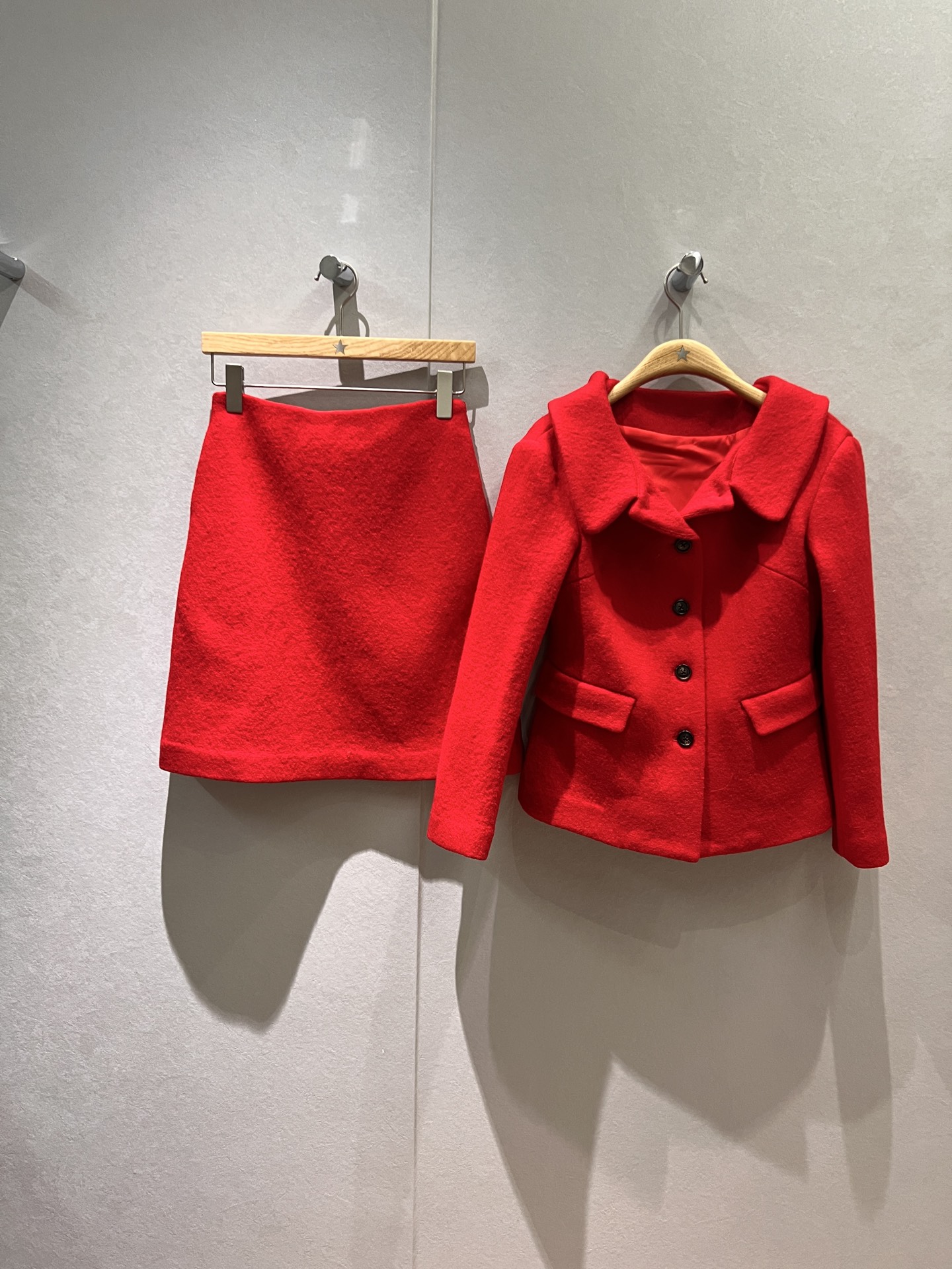 NO:578842,New Zhang Yuanying's same style, cute lapel wool suit, miu style, three-dimensional waist coat, A-line hip skirt, patch embroidered logo letters, elegant and intellectual, temperament that reduces age, red khaki SML,,miumiu,skirts,jackets & coats,alexander wang19860909新款张元英同款 可爱翻领羊毛呢套装miu系穿搭 立体收腰外套A字包臀半裙 贴布刺绣logo字母 优雅知性 气质减龄 红色卡其 SML,,miumiu,skirts,jackets & coats,alexander wang,Women's clothing