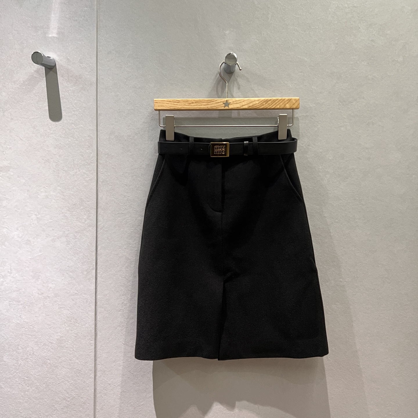 NO:579049,New miu belt decorated hip-covering three-quarter skirt. Pocket design on both sides. Front slit for elegant commuting. Simple, versatile, fashionable and age-reducing. Black, dark blue and gray. S-XL,,miumiu,skirts,alexander wang19860909新款miu腰带装饰包臀五分半裙 两侧口袋设计 前摆开叉气质通勤 简约百搭时尚减龄 黑色深蓝灰色 S-XL,,miumiu,skirts,alexander wang,Women's clothing