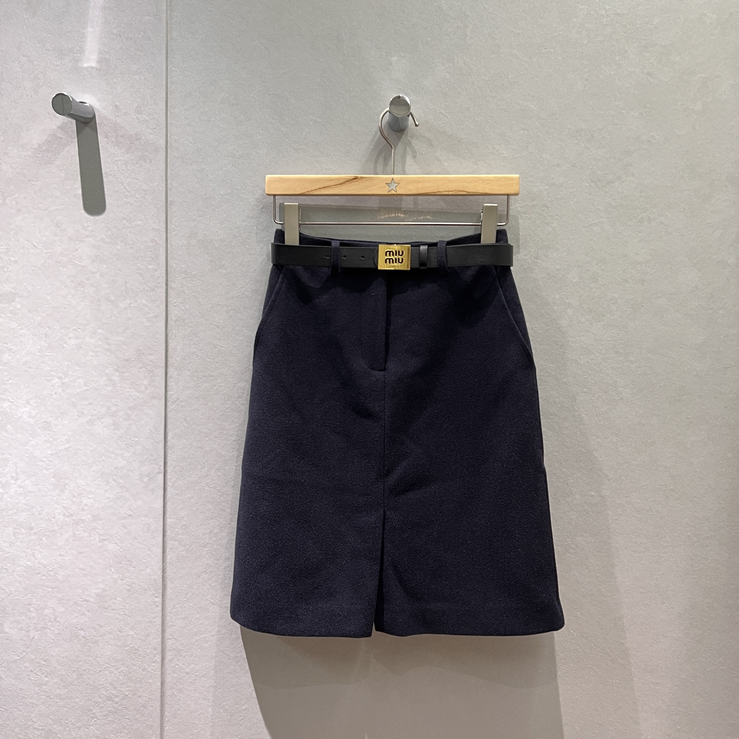 NO:579054,New miu belt decorated hip-covering three-quarter skirt. Pocket design on both sides. Front slit for elegant commuting. Simple, versatile, fashionable and age-reducing. Black, dark blue and gray. S-XL,,miumiu,skirts,alexander wang19860909新款miu腰带装饰包臀五分半裙 两侧口袋设计 前摆开叉气质通勤 简约百搭时尚减龄 黑色深蓝灰色 S-XL,,miumiu,skirts,alexander wang,Women's clothing