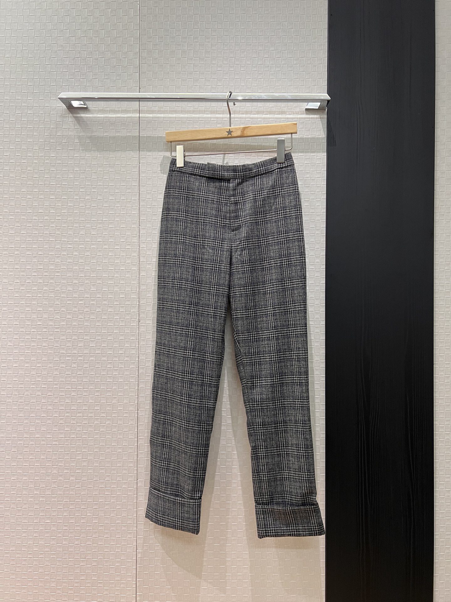 NO:579015,New style retro plaid, wide hem design on the trouser legs, casual trousers with small feet, simple for commuting, slim fit, capable and handsome, fashionable and versatile, match with the same series of jackets SML,,jackets & coats,alexander wang19860909新款来袭复古格纹 裤脚宽卷边设计 休闲小脚西裤简约通勤 修身显瘦干练帅气 时尚百搭 搭同系列外套 SML,,jackets & coats,alexander wang,Women's clothing