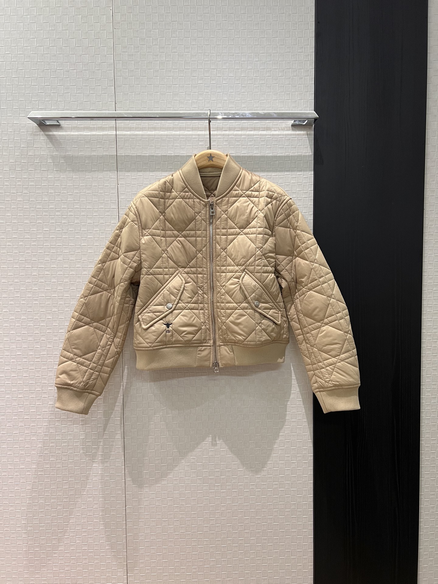 NO:579023,New recommended cannage pattern ribbed collar padded jacket, short waisted jacket, classic embroidered bees on both sides of the pockets, double zipper design, handsome and versatile, sweet and cool, age-reducing, casual street style, black khaki and white SML,,jackets & coats,jackets & coats,alexander wang19860909新款推荐藤格纹罗纹立领夹棉外套 短款收腰夹克 两侧口袋经典刺绣小蜜蜂 双拉链设计 帅气百搭 甜酷减龄 休闲街拍 黑色卡其白色 SML,,jackets & coats,jackets & coats,alexander wang,Women's clothing