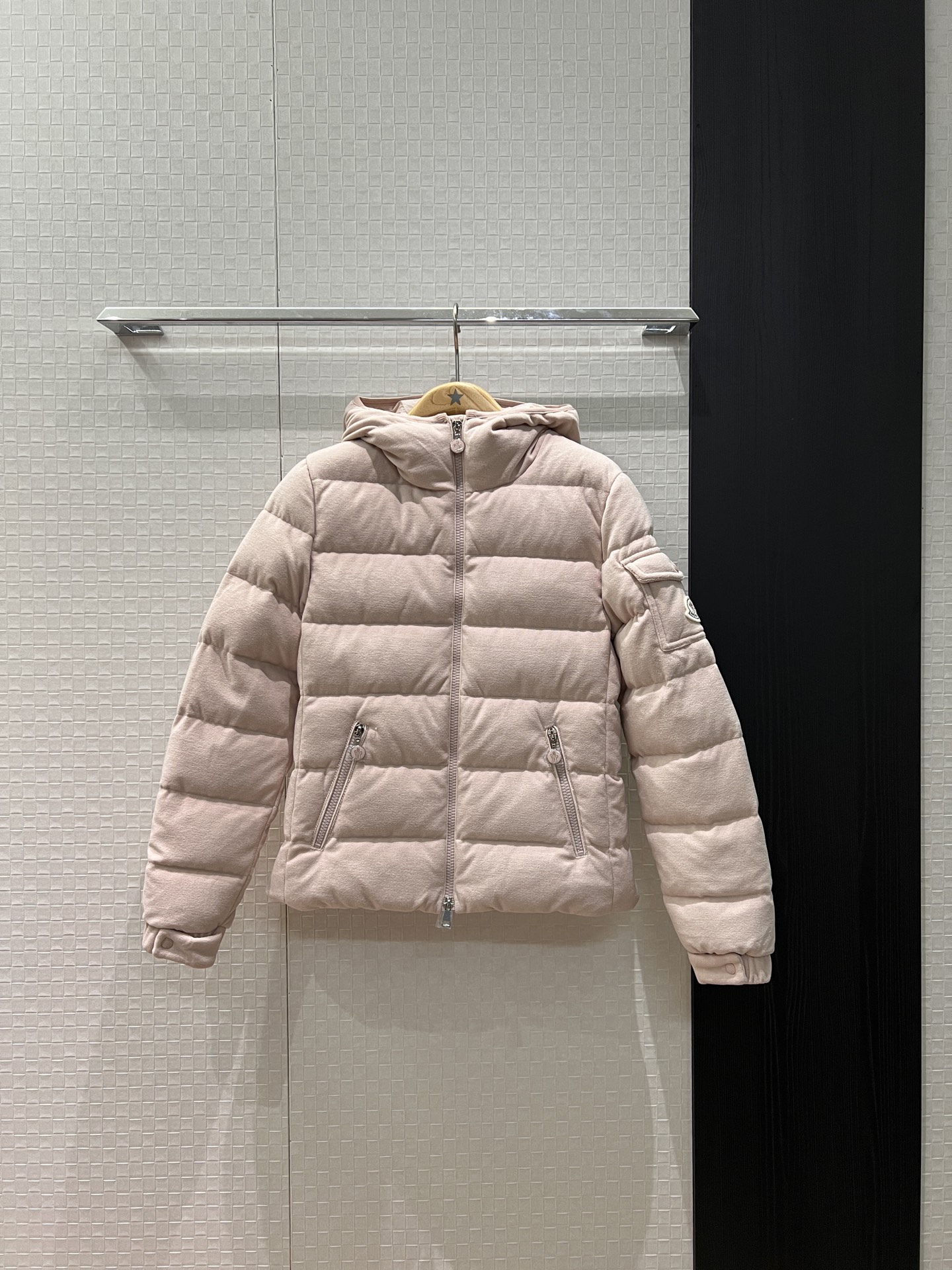 NO:579243,New style hooded short down jacket with dust bag. The hood is not removable. Classic logo armband pocket decoration. Pockets on both sides are designed with 90 down and 10 feathers. Age-reducing and casual. Warm and versatile. Black, pink and white. 1-4,,Moncler,jackets & coats,down jacket,hats,alexander wang19860909配防尘袋新款蒙口连帽短款羽绒服外套帽子不可拆 经典logo袖标口袋装饰 两侧口袋设计90羽绒10羽毛 减龄休闲 保暖百搭 黑色粉色白色 1-4,,Moncler,jackets & coats,down jacket,hats,alexander wang,Women's clothing