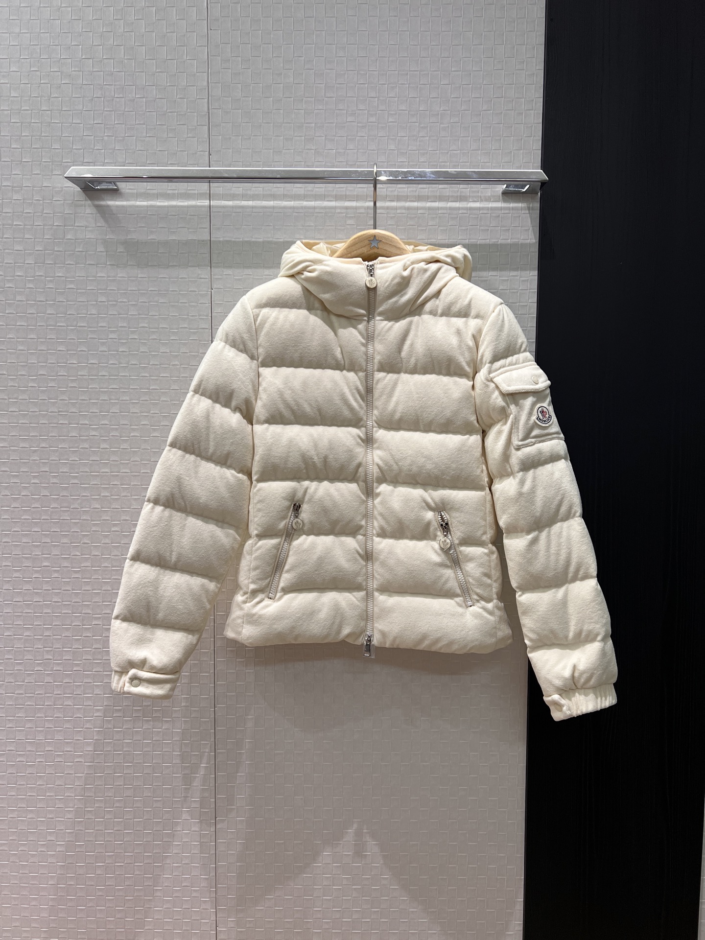 NO:579245,New style hooded short down jacket with dust bag. The hood is not removable. Classic logo armband pocket decoration. Pockets on both sides are designed with 90 down and 10 feathers. Age-reducing and casual. Warm and versatile. Black, pink and white. 1-4,,Moncler,jackets & coats,down jacket,hats,alexander wang19860909配防尘袋新款蒙口连帽短款羽绒服外套帽子不可拆 经典logo袖标口袋装饰 两侧口袋设计90羽绒10羽毛 减龄休闲 保暖百搭 黑色粉色白色 1-4,,Moncler,jackets & coats,down jacket,hats,alexander wang,Women's clothing