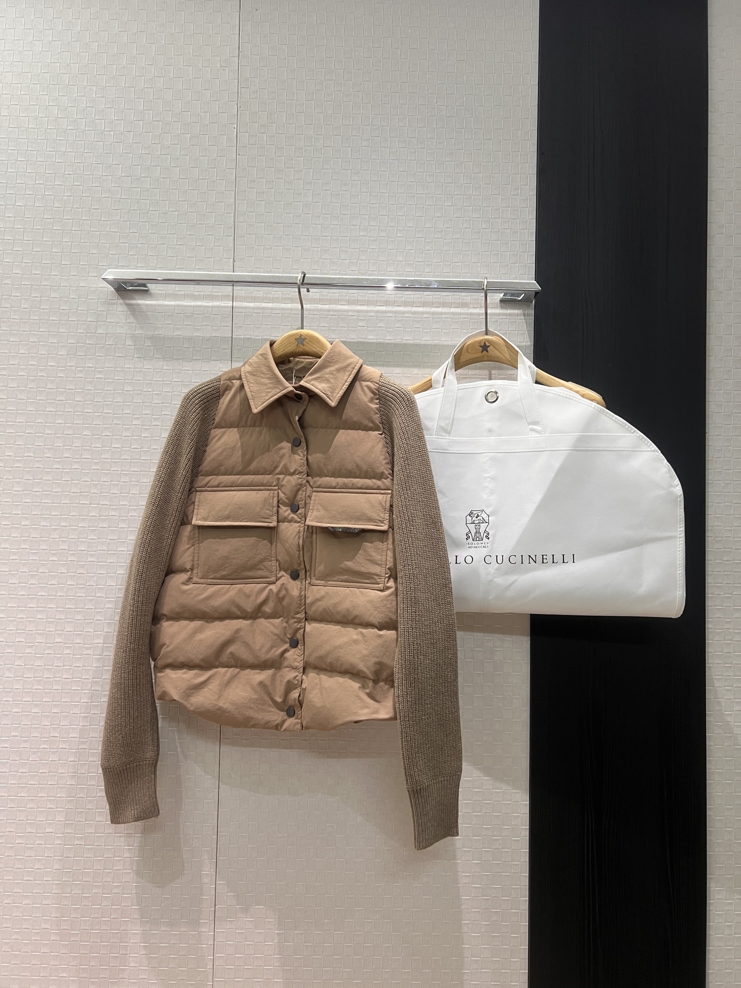NO:579249,Comes with dust bag, new BC knitted wool sleeves, spliced ​​lapel down jacket, classic bead chain decorative pocket on the chest, irregular hem, 90 down, 10 feathers, delivered with dust bag, khaki white, 36-42,,jackets & coats,down jacket,alexander wang19860909配防尘袋新款BC针织羊毛袖拼接翻领羽绒服外套胸前经典珠链装饰口袋 不规则下摆90羽绒10羽毛 配送防尘袋 卡其白色 36-42,,jackets & coats,down jacket,alexander wang,Women's clothing