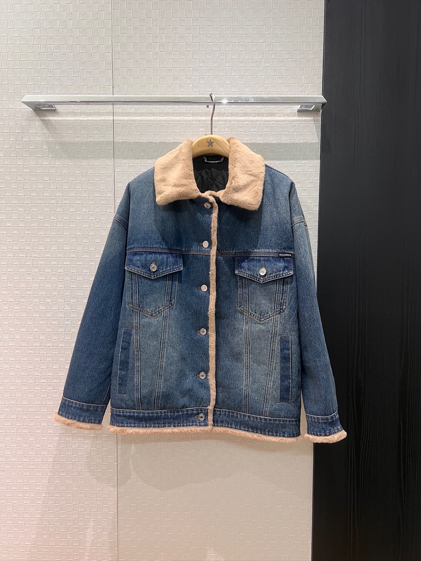 NO:579258,New style fur edge lapel silhouette denim jacket washed denim denim quilted loose and casual logo decoration on the back to reduce age and versatile SML,,jackets & coats,alexander wang19860909新款来袭毛毛边翻领廓形牛仔外套洗水丹宁牛仔夹棉 宽松休闲 背后logo徽标装饰减龄百搭 SML,,jackets & coats,alexander wang,Women's clothing
