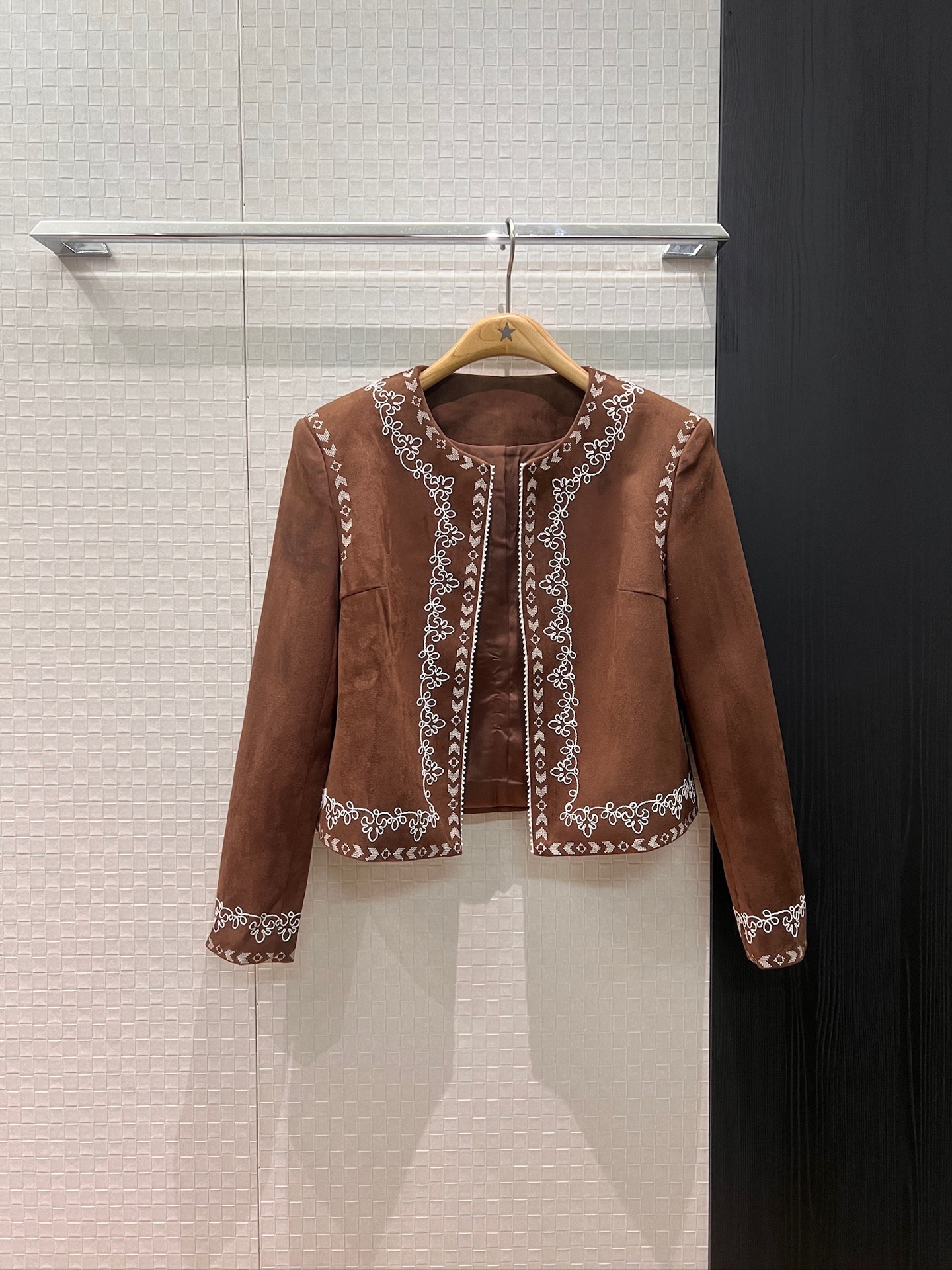 NO:579261,New arrival, retro ethnic style embroidered suede short jacket, positioning embroidery, vacation and leisure, versatile temperament, SML,,jackets & coats,chamois leather,alexander wang19860909新款来袭复古民族风刺绣麂皮绒短款外套定位绣花 度假休闲 气质百搭SML,,jackets & coats,chamois leather,alexander wang,Women's clothing