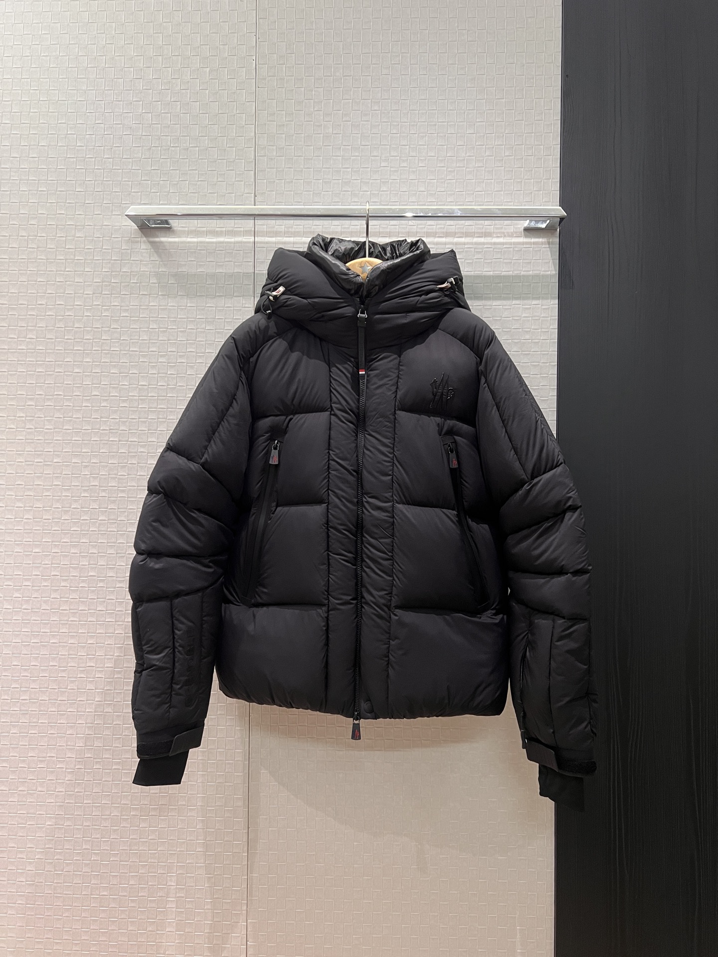 NO:579377,New Mongolian ski series with dust bag. The same style as the star. Cute Michelin style hooded down jacket with anti-drilling design. Large logo on the chest. Hardware accessories molded 90 goose down 10 feathers. Black and off-white 1-5,,Moncler,jackets & coats,down jacket,hats,alexander wang19860909配防尘袋新款蒙口滑雪系列 明星同款 可爱米其林风连帽羽绒服外套防钻风设计 胸前大logo徽标 五金配件开模90鹅羽绒10羽毛 黑色米白 1-5,,Moncler,jackets & coats,down jacket,hats,alexander wang,Women's clothing