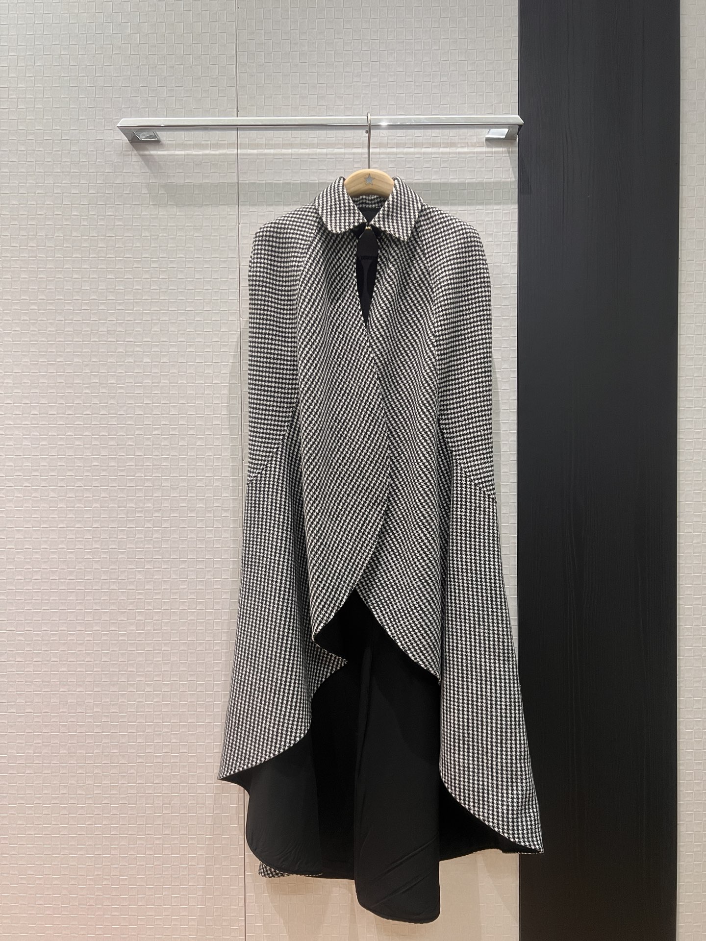 NO:579379,New celebrity same style houndstooth lapel fishtail cape jacket CD chain buckle decoration minimalist design queen aura SML,,jackets & coats,shawls,alexander wang19860909新款明星同款 千鸟格翻领鱼尾斗篷披肩外套CD链条扣装饰 极简设计 女王气场SML,,jackets & coats,shawls,alexander wang,Women's clothing