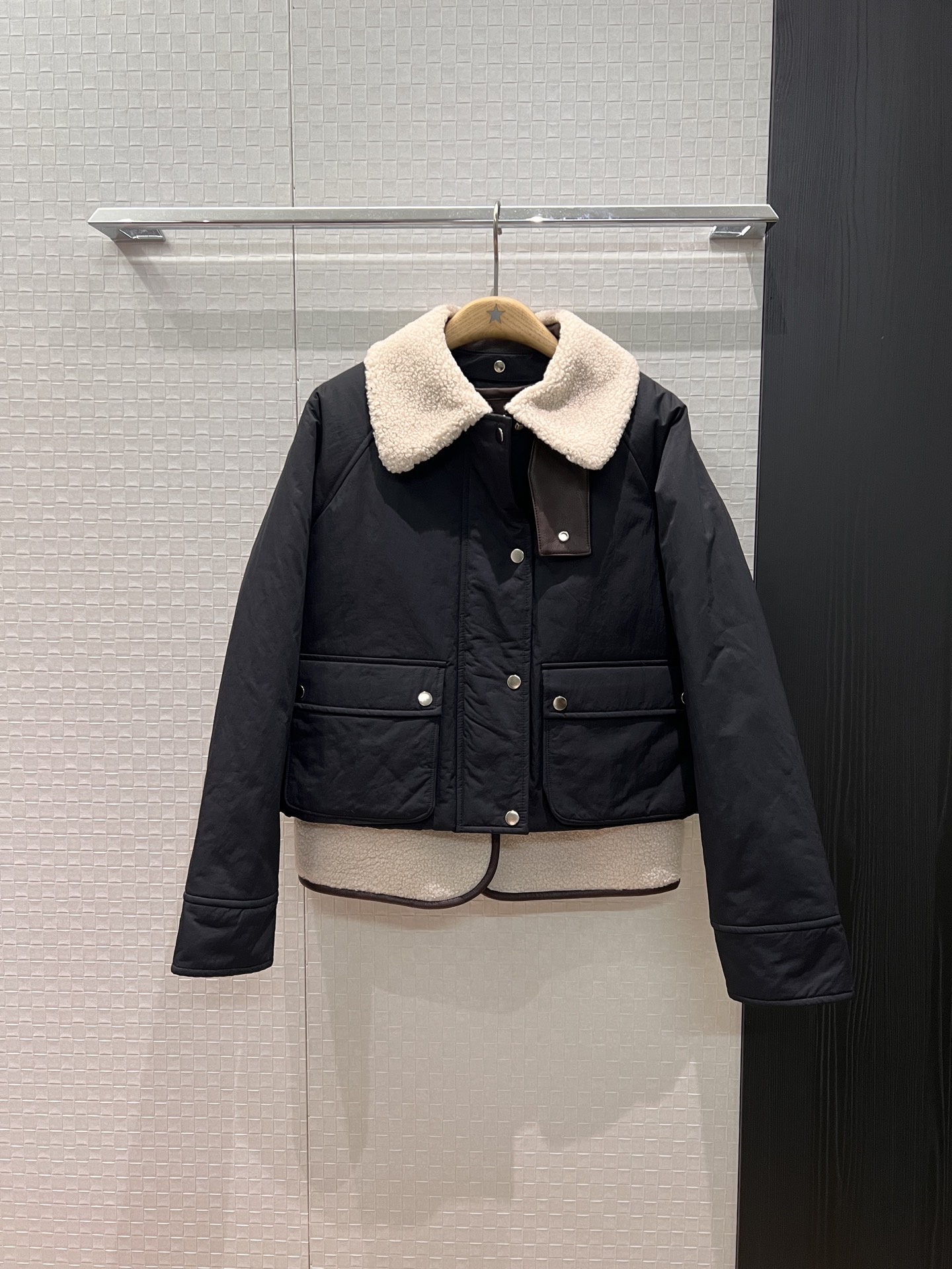 NO:586809,New one-piece, multi-wear design. Loewe imitation fur one-piece contrasting color two-piece cotton jacket with detachable fur collar. Stackable vest can be worn on both sides. Work clothes large pockets. Classic logo leather label decoration on the back. Black maroon S-XL,,loewe,jackets & coats,alexander wang19860909新款一衣多穿设计 loewe仿皮毛一体撞色两件套棉服外套毛毛皮领可拆卸 叠穿马甲可两面穿工装大口袋 背后经典logo皮标装饰 黑色枣红 S-XL,,loewe,jackets & coats,alexander wang,Women's clothing