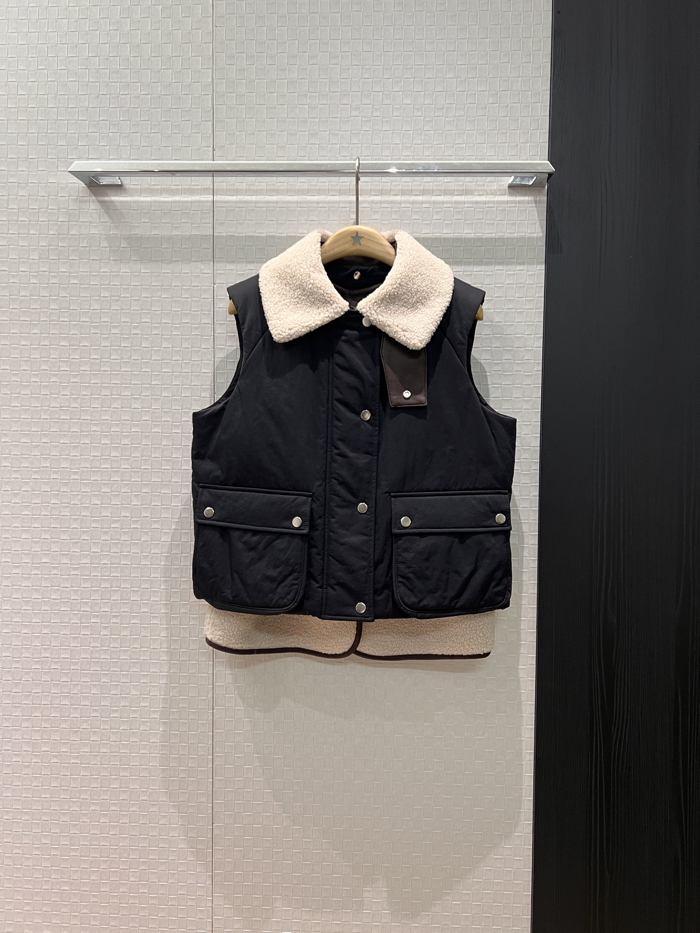 NO:586828,New one-piece, multi-wear design. Loewe imitation fur one-piece contrasting color two-piece cotton jacket with detachable fur collar. Stackable vest can be worn on both sides. Work clothes large pockets. Classic logo leather label decoration on the back. Black and white. S-XL,,loewe,alexander wang19860909新款一衣多穿设计 loewe仿皮毛一体撞色两件套棉服马甲毛毛皮领可拆卸 叠穿马甲可两面穿工装大口袋 背后经典logo皮标装饰 黑色白色 S-XL,,loewe,alexander wang,Women's clothing