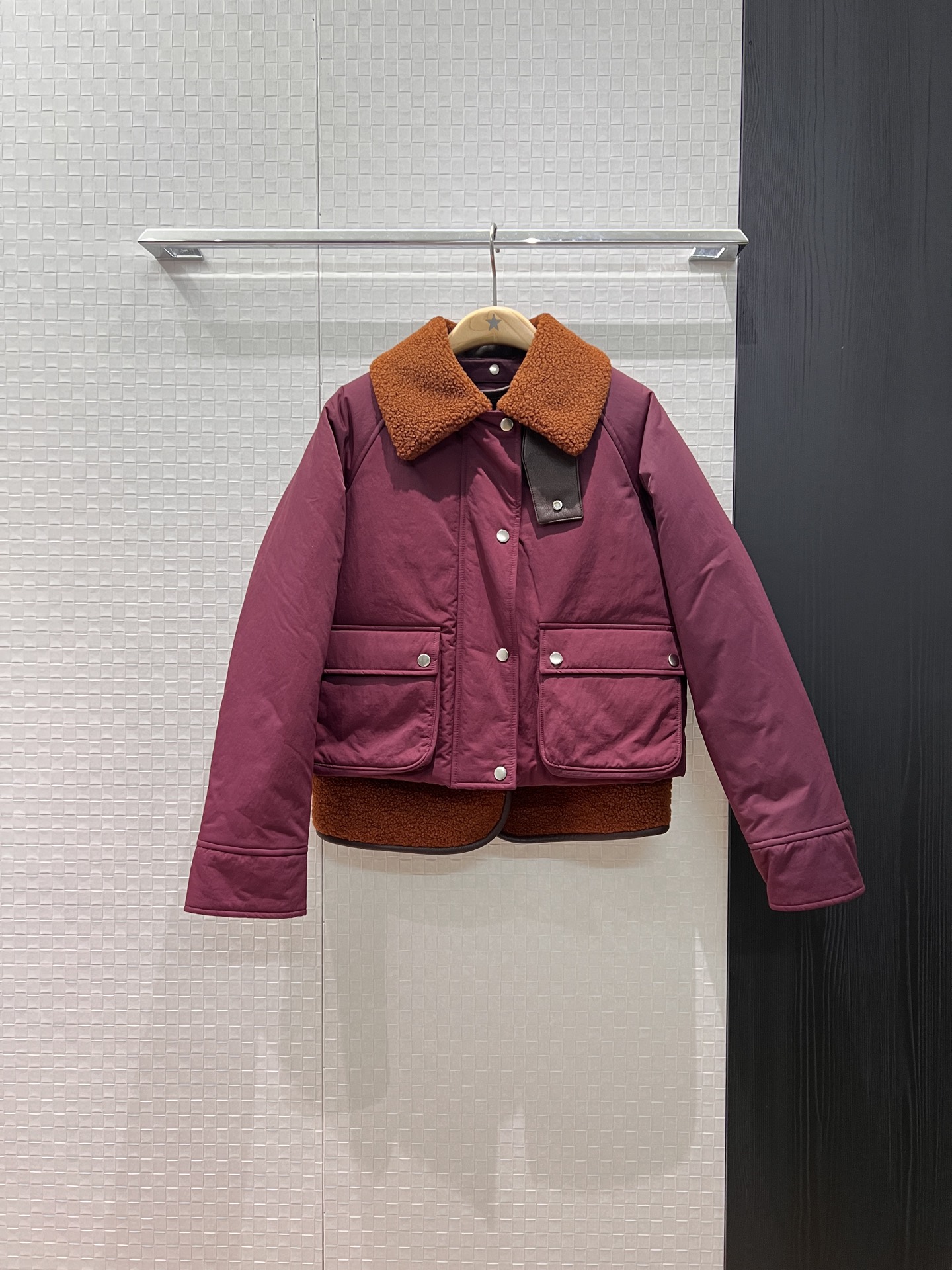 NO:579565,New one-piece, multi-wear design. Loewe imitation fur one-piece contrasting color two-piece cotton jacket with detachable fur collar. Stackable vest can be worn on both sides. Work clothes large pockets. Classic logo leather label decoration on the back. Black maroon S-XL,,loewe,jackets & coats,alexander wang19860909新款一衣多穿设计 loewe仿皮毛一体撞色两件套棉服外套毛毛皮领可拆卸 叠穿马甲可两面穿工装大口袋 背后经典logo皮标装饰 黑色枣红 S-XL,,loewe,jackets & coats,alexander wang,Women's clothing