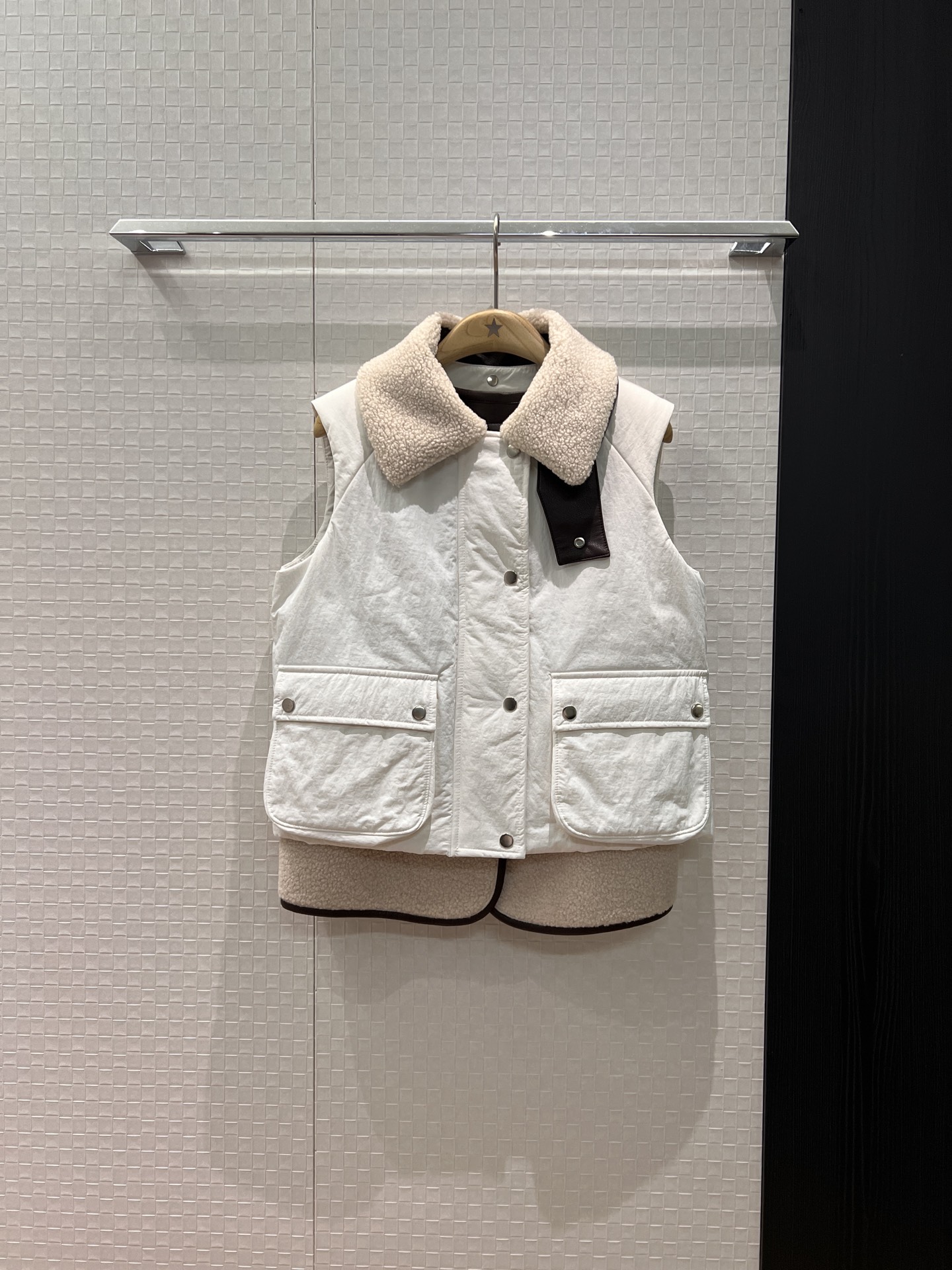 NO:586783,New one-piece, multi-wear design. Loewe imitation fur one-piece contrasting color two-piece cotton jacket with detachable fur collar. Stackable vest can be worn on both sides. Work clothes large pockets. Classic logo leather label decoration on the back. Black and white. S-XL,,loewe,alexander wang19860909新款一衣多穿设计 loewe仿皮毛一体撞色两件套棉服马甲毛毛皮领可拆卸 叠穿马甲可两面穿工装大口袋 背后经典logo皮标装饰 黑色白色 S-XL,,loewe,alexander wang,Women's clothing