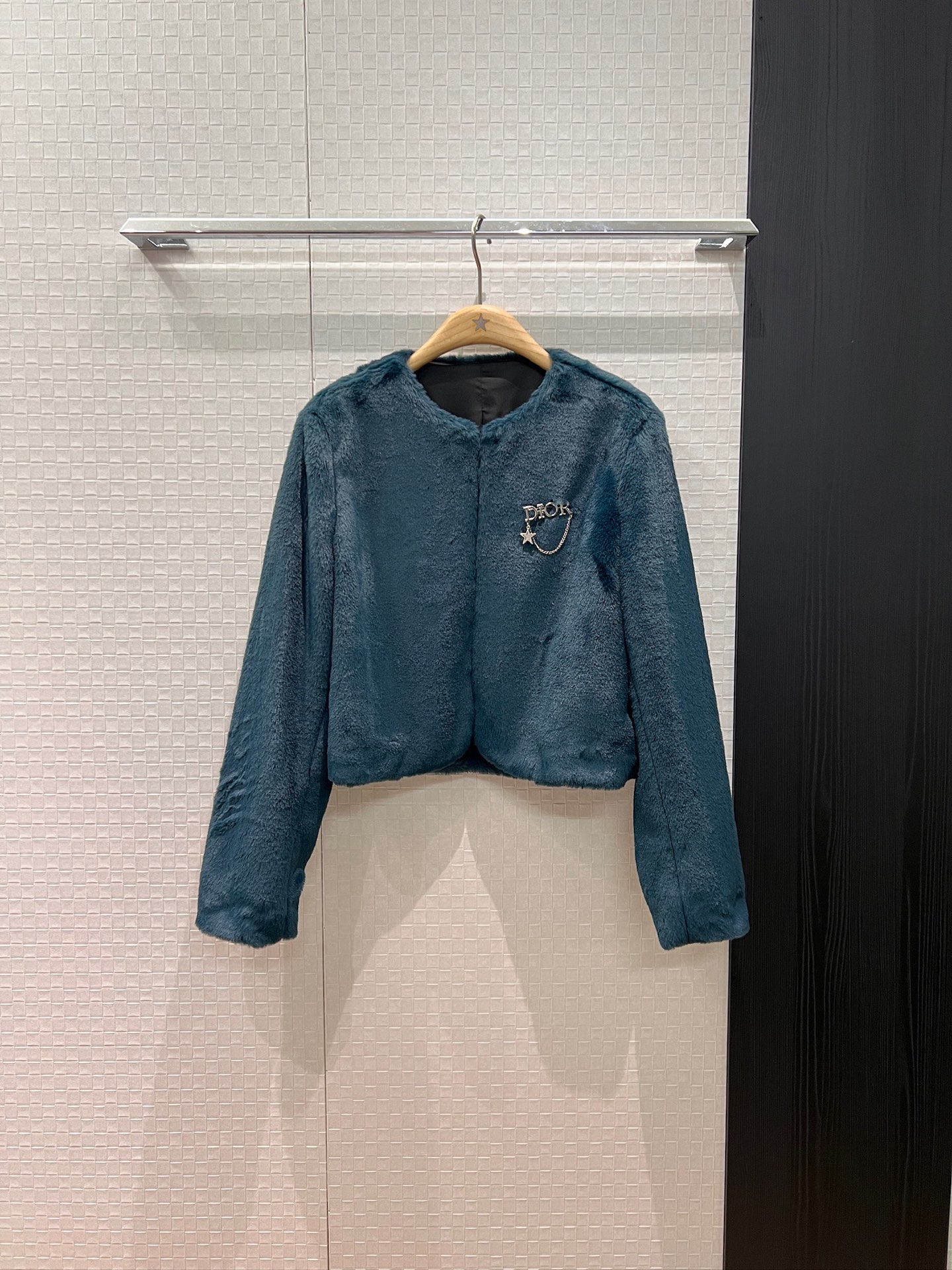 NO:586808,New peacock blue plush round neck short jacket delivered with Lucky Star logo brooch decoration, exquisite and elegant temperament to reduce age SML,,jackets & coats,brooch,breastpin,alexander wang19860909新款孔雀蓝毛绒圆领短款外套配送幸运星logo胸针装饰 精致优雅气质减龄 SML,,jackets & coats,brooch，breastpin,alexander wang,Women's clothing