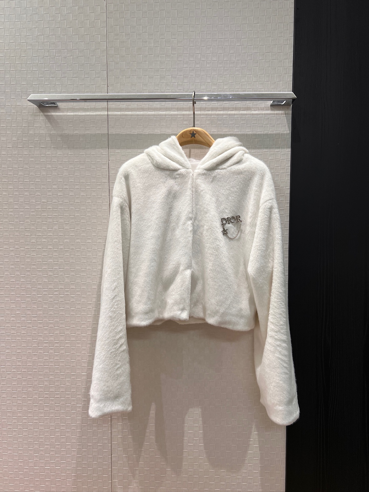 NO:586818,The new white hooded plush short jacket comes with lucky star logo brooch decoration. Exquisite and elegant temperament reduces age. SML,,jackets & coats,brooch,breastpin,hats,alexander wang19860909新款白色连帽毛绒短款外套配送幸运星logo胸针装饰 精致优雅气质减龄 SML,,jackets & coats,brooch，breastpin,hats,alexander wang,Women's clothing