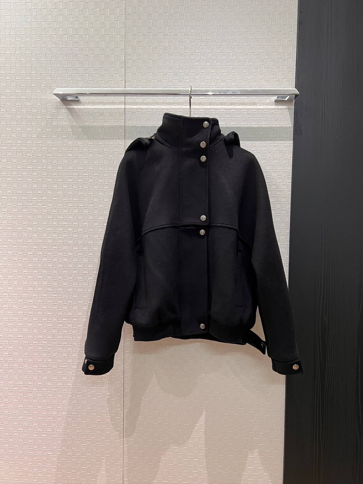 NO:579571,New LP hooded double-layered high-collar woolen jacket with detachable hood. The ribbed collar can also be detached. It is loose and casual. Sweet, cool and versatile. Black and white. SML,,loro piana,jackets & coats,jackets & coats,hats,alexander wang19860909新款LP连帽双层高领羊毛呢夹克外套帽子可拆卸 罗纹领也可拆宽松休闲 甜酷百搭 黑色白色 SML,,loro piana,jackets & coats,jackets & coats,hats,alexander wang,Women's clothing