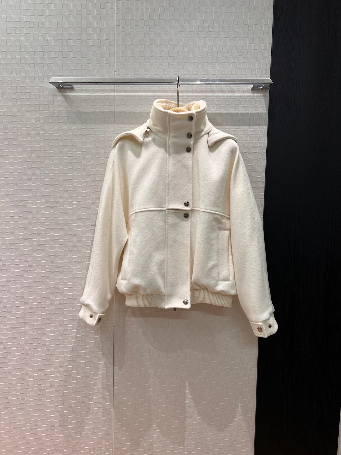 NO:586837,New LP hooded double-layered high-collar woolen jacket with detachable hood. The ribbed collar can also be detached. It is loose and casual. Sweet, cool and versatile. Black and white. SML,,loro piana,jackets & coats,jackets & coats,hats,alexander wang19860909新款LP连帽双层高领羊毛呢夹克外套帽子可拆卸 罗纹领也可拆宽松休闲 甜酷百搭 黑色白色 SML,,loro piana,jackets & coats,jackets & coats,hats,alexander wang,Women's clothing