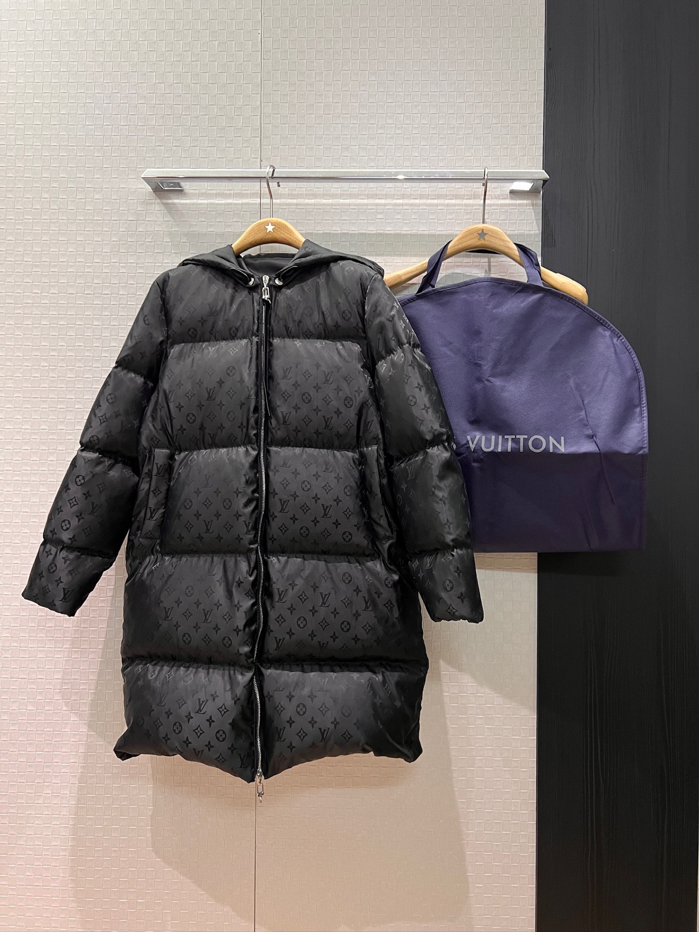 NO:587478,Comes with dust bag, new autumn and winter dark pattern presbyopic logo hooded down jacket, mid-length hood, non-detachable, loose fit, 90 down and 10 feathers, fashionable and casual, personality essentials, delivered with dust bag SML,,jackets & coats,down jacket,hats,alexander wang19860909配防尘袋秋冬新款暗纹老花logo连帽羽绒服外套 中长款帽子不可拆 宽松版型 90羽绒10羽毛时尚休闲 个性必备 配送防尘袋 SML,,jackets & coats,down jacket,hats,alexander wang,Women's clothing