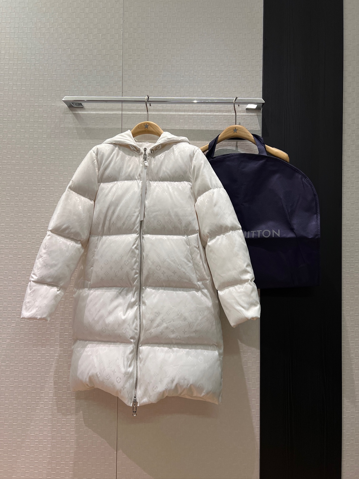 NO:587488,Comes with dust bag, new autumn and winter dark pattern presbyopic logo hooded down jacket, mid-length hood, non-detachable, loose fit, 90 down and 10 feathers, fashionable and casual, personality essentials, delivered with dust bag SML,,jackets & coats,down jacket,hats,alexander wang19860909配防尘袋秋冬新款暗纹老花logo连帽羽绒服外套 中长款帽子不可拆 宽松版型 90羽绒10羽毛时尚休闲 个性必备 配送防尘袋 SML,,jackets & coats,down jacket,hats,alexander wang,Women's clothing