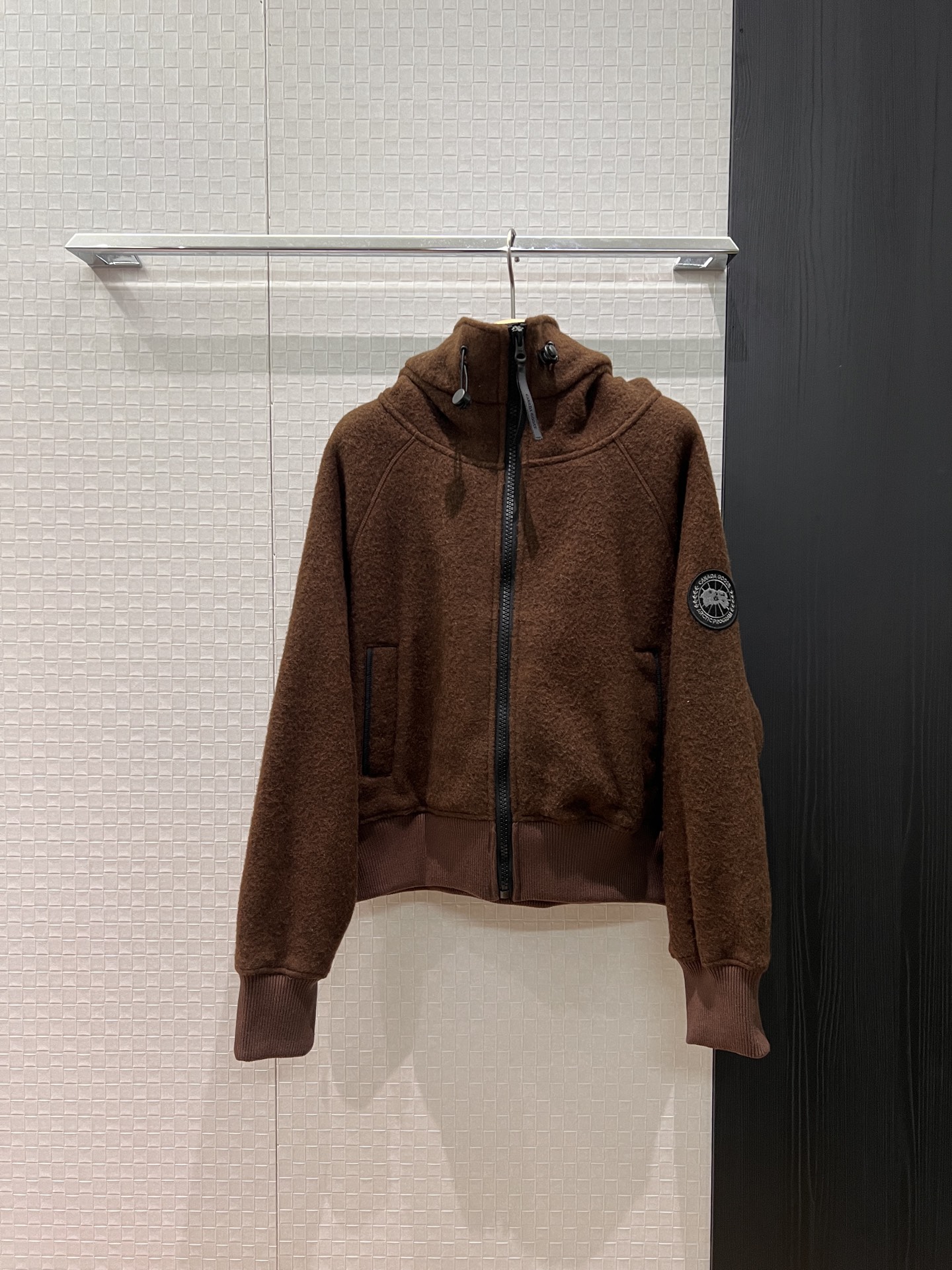 NO:587455,New big goose wool hooded jacket Casual jacket with classic logo armband decoration Hardware accessories molding Ribbed cuff fashionable and casual Age-reducing and versatile Brown beige SML,,jackets & coats,jackets & coats,hats,alexander wang19860909新款大鹅羊毛呢连帽外套 休闲夹克经典logo袖标装饰 五金配件开模 罗纹束口时尚休闲 减龄百搭 咖色米色 SML,,jackets & coats,jackets & coats,hats,alexander wang,Women's clothing