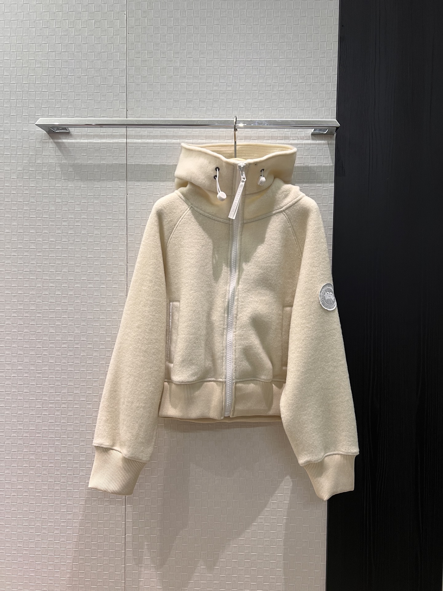 NO:587467,New big goose wool hooded jacket Casual jacket with classic logo armband decoration Hardware accessories molding Ribbed cuff fashionable and casual Age-reducing and versatile Brown beige SML,,jackets & coats,jackets & coats,hats,alexander wang19860909新款大鹅羊毛呢连帽外套 休闲夹克经典logo袖标装饰 五金配件开模 罗纹束口时尚休闲 减龄百搭 咖色米色 SML,,jackets & coats,jackets & coats,hats,alexander wang,Women's clothing