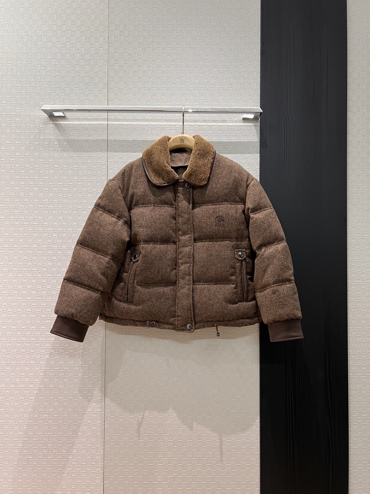 NO:587498,New style LP Teddy fur collar wool loose down jacket with dust bag, leather cuffs embroidered logo badge, A-line version 90 down 10 feathers SML,,loro piana,down jacket,alexander wang19860909配防尘袋新款LP泰迪毛领羊毛宽松羽绒服 拼皮袖口刺绣logo徽章 A字版型90羽绒10羽毛 SML,,loro piana,down jacket,alexander wang,Women's clothing