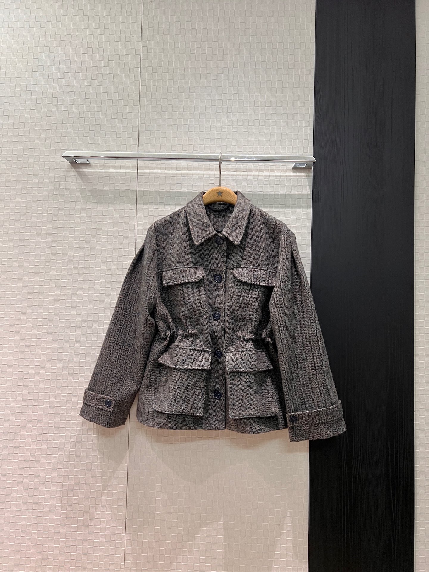 NO:587479,New arrival BC lapel people pattern work pocket wool jacket old money style waist drawstring waist design slim fit commuting fashion casual and versatile SML,,jackets & coats,alexander wang19860909新款来袭BC翻领人纹工装口袋羊毛外套老钱风 腰围抽绳收腰设计 修身显瘦 通勤时尚 休闲百搭SML,,jackets & coats,alexander wang,Women's clothing