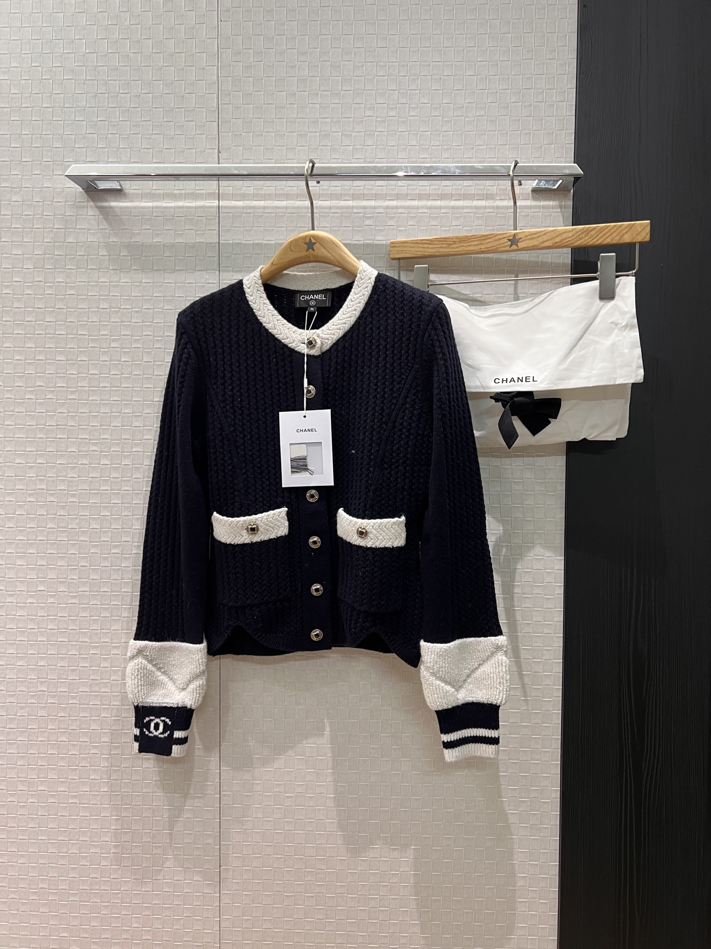 NO:587489,New 25N Ski Series Color Blocked Towel Cuffs Cable Knit Cardigan Jacket Double C Jacquard Open Mold Buttons and Versatile Style Delivery Storage Bag Cloth Bag Black White SML,,jackets & coats,alexander wang19860909新款25N滑雪系列 拼色毛巾袖口绞花针织开衫外套双C提花 开模扣子气质百搭 配送收纳袋布包 黑色白色 SML,,jackets & coats,alexander wang,Women's clothing