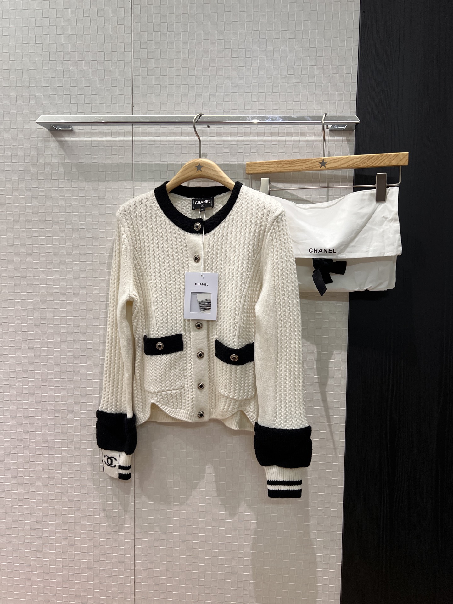 NO:587499,New 25N Ski Series Color Blocked Towel Cuffs Cable Knit Cardigan Jacket Double C Jacquard Open Mold Buttons and Versatile Style Delivery Storage Bag Cloth Bag Black White SML,,jackets & coats,alexander wang19860909新款25N滑雪系列 拼色毛巾袖口绞花针织开衫外套双C提花 开模扣子气质百搭 配送收纳袋布包 黑色白色 SML,,jackets & coats,alexander wang,Women's clothing