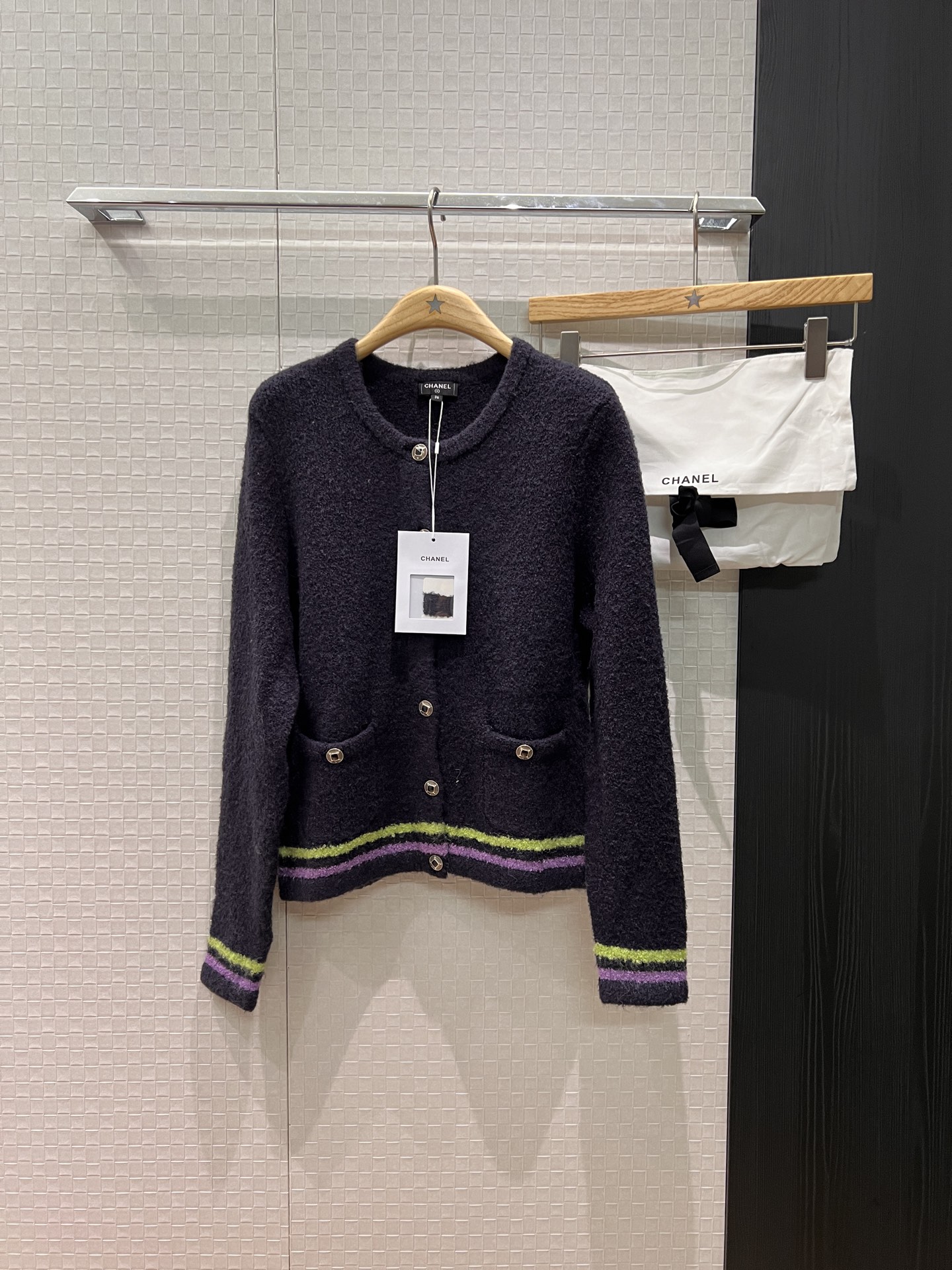 NO:587457,New 25K color block striped cashmere towel knitted cardigan jacket with molded buttons, pockets on both sides, round neck, long sleeves, casual and age-reducing, delivery storage bag cloth bag, purple and white SML,,jackets & coats,alexander wang19860909新款25K 拼色条纹羊绒毛巾针织开衫外套开模扣子 两侧口袋 圆领长袖休闲减龄 配送收纳袋布包 紫色白色 SML,,jackets & coats,alexander wang,Women's clothing