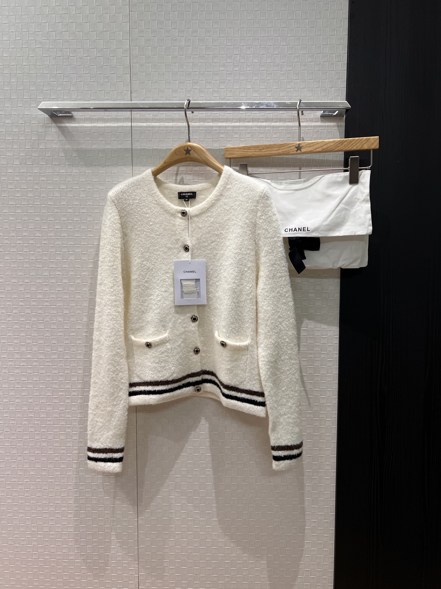 NO:587468,New 25K color block striped cashmere towel knitted cardigan jacket with molded buttons, pockets on both sides, round neck, long sleeves, casual and age-reducing, delivery storage bag cloth bag, purple and white SML,,jackets & coats,alexander wang19860909新款25K 拼色条纹羊绒毛巾针织开衫外套开模扣子 两侧口袋 圆领长袖休闲减龄 配送收纳袋布包 紫色白色 SML,,jackets & coats,alexander wang,Women's clothing