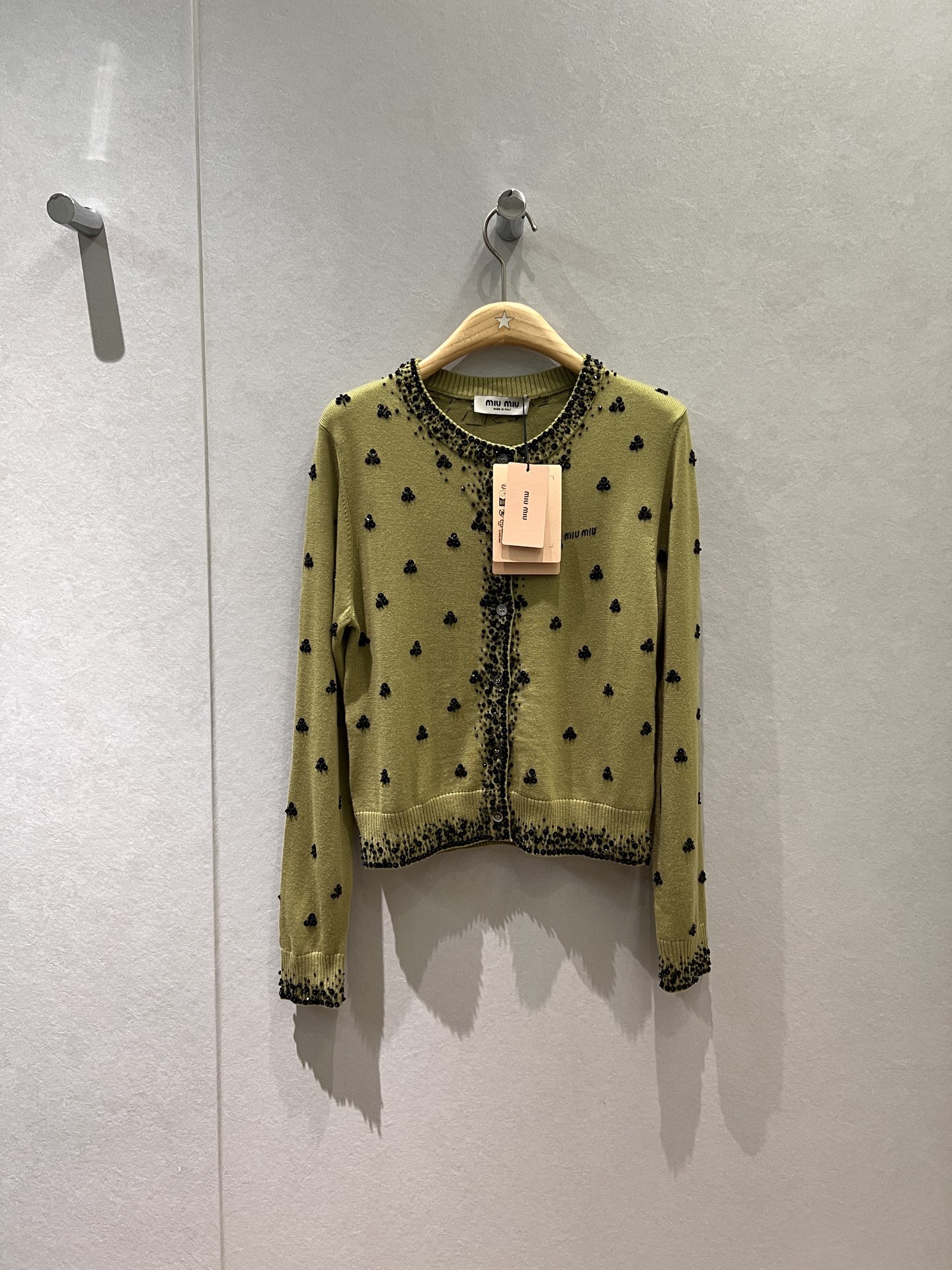 NO:605320,The new Taixing same style miu series heavy industry sequin embroidery flower decoration knitted cardigan jacket is sweet and cute, a must-have for age reduction, worn alone and layered with green apricot SML,,miumiu,jackets & coats,alexander wang19860909新款泰星同款 miu系重工亮片刺绣花朵装饰针织开衫外套甜美可爱 减龄必备 单穿叠搭绿色杏色 SML,,miumiu,jackets & coats,alexander wang,Women's clothing