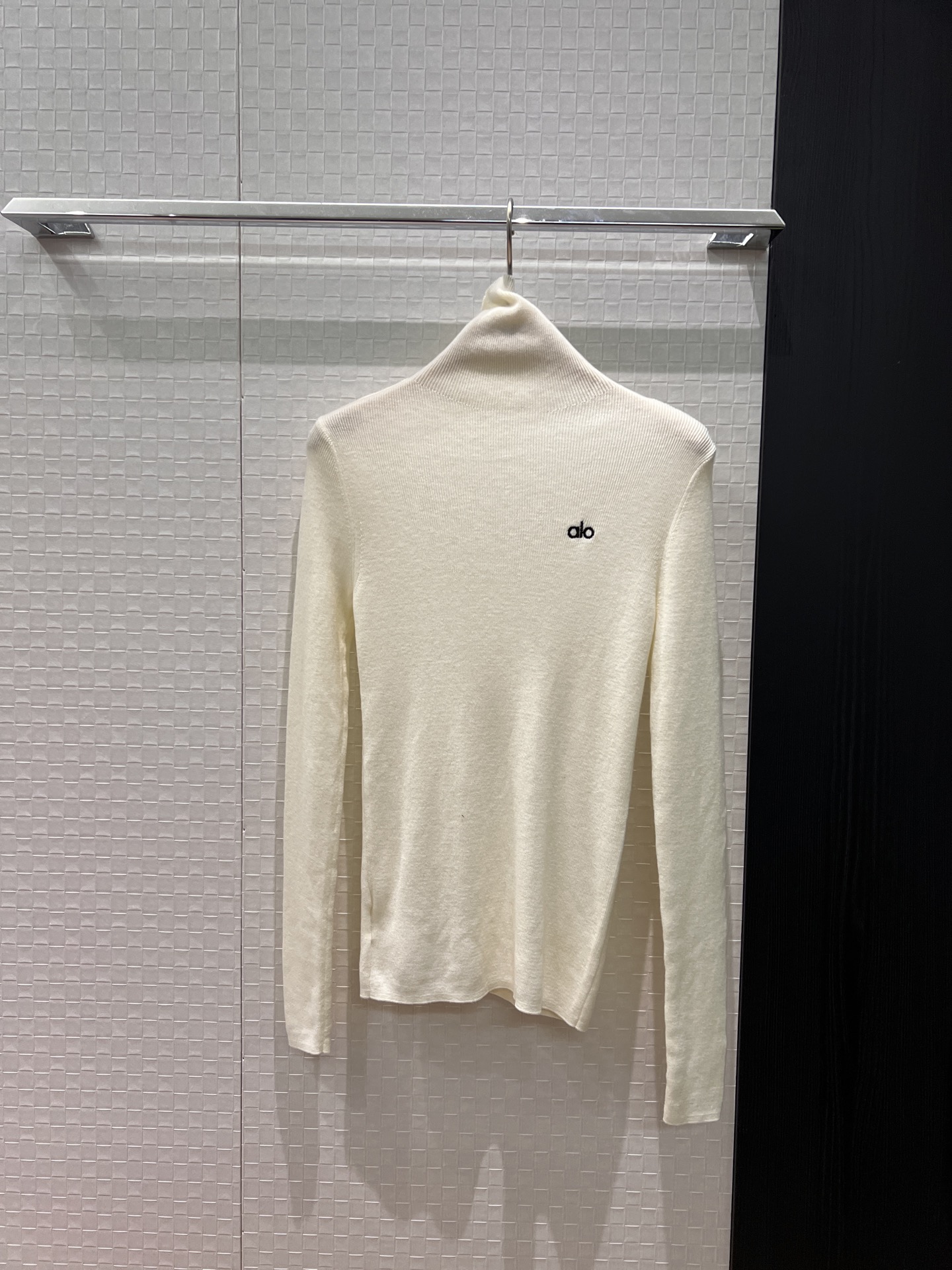 NO:587480,The new alo embroidered turtleneck knitted bottoming shirt top is simple and versatile. Wool blended black, white, gray, coffee and apricot blue, ML two sizes,,alexander wang19860909新款alo刺绣高领针织打底衫上衣简单百搭 羊毛混纺黑白灰咖杏蓝 ML两码,,alexander wang,Women's clothing