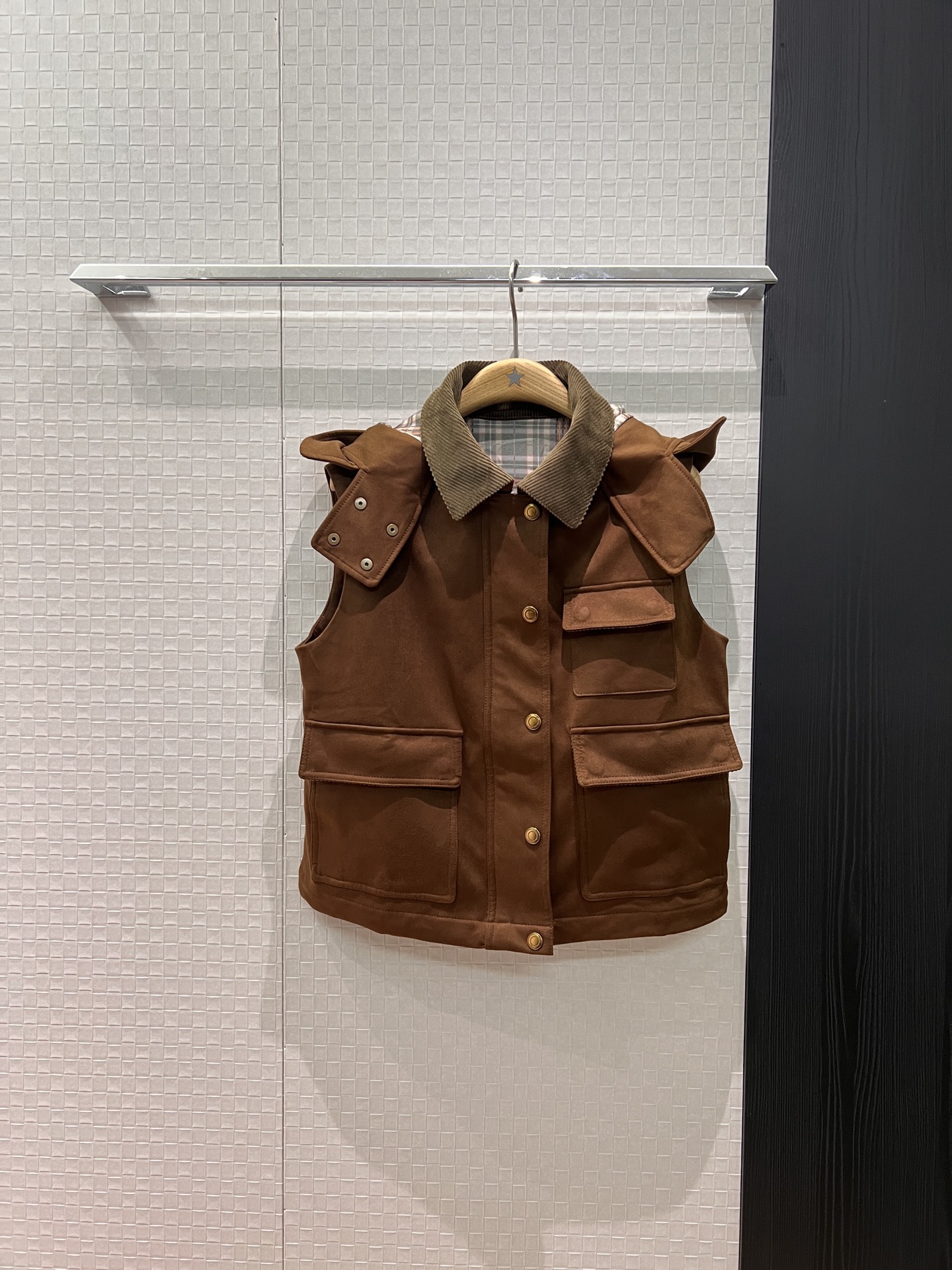 NO:588812,New arrival, the same style as Asa. Spliced ​​corduroy collar, hooded suede vest jacket, detachable hood. Plaid lining hem with drawstring waist. Work style pocket design. Loose and casual. SML,,jackets & coats,chamois leather,hats,alexander wang19860909新款来袭阿sa同款 拼接灯芯绒领连帽麂皮绒马甲外套帽子可拆卸 格纹内衬下摆可抽绳收腰 工装风口袋设计 宽松休闲 SML,,jackets & coats,chamois leather,hats,alexander wang,Women's clothing