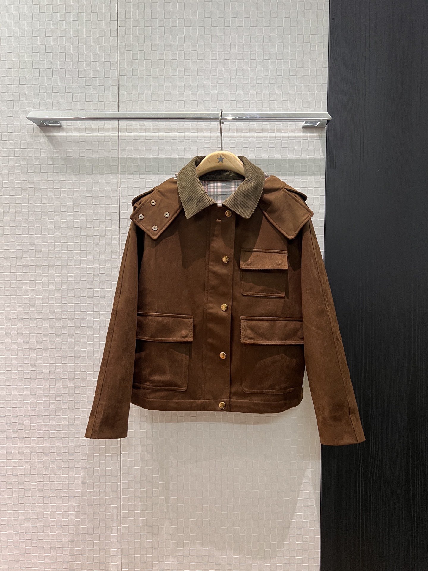 NO:588829,New incoming patchwork corduroy collar hooded suede jacket with detachable hood. Plaid lining hem with drawstring waist. Work style pocket design. Loose and casual. SML,,jackets & coats,chamois leather,hats,alexander wang19860909新款来袭拼接灯芯绒领连帽麂皮绒外套帽子可拆卸 格纹内衬下摆可抽绳收腰 工装风口袋设计 宽松休闲 SML,,jackets & coats,chamois leather,hats,alexander wang,Women's clothing