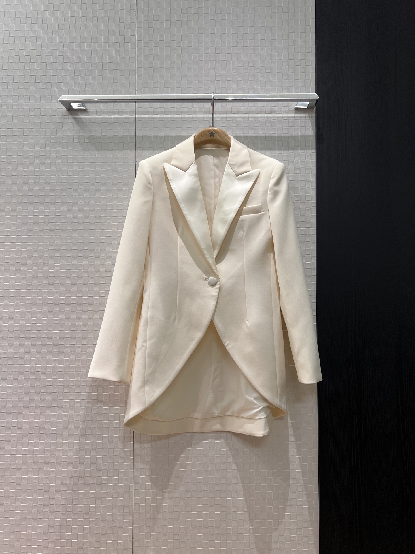 NO:588794,New 26 early spring vacation series Collar splicing satin swallowtail jacket single-button design A-line fishtail hem simple temperament Elegant and versatile S-XL,,jackets & coats,alexander wang19860909新款26早春度假系列 衣领拼接缎面燕尾外套单扣设计 A字鱼尾下摆简单气质 优雅百搭 S-XL,,jackets & coats,alexander wang,Women's clothing