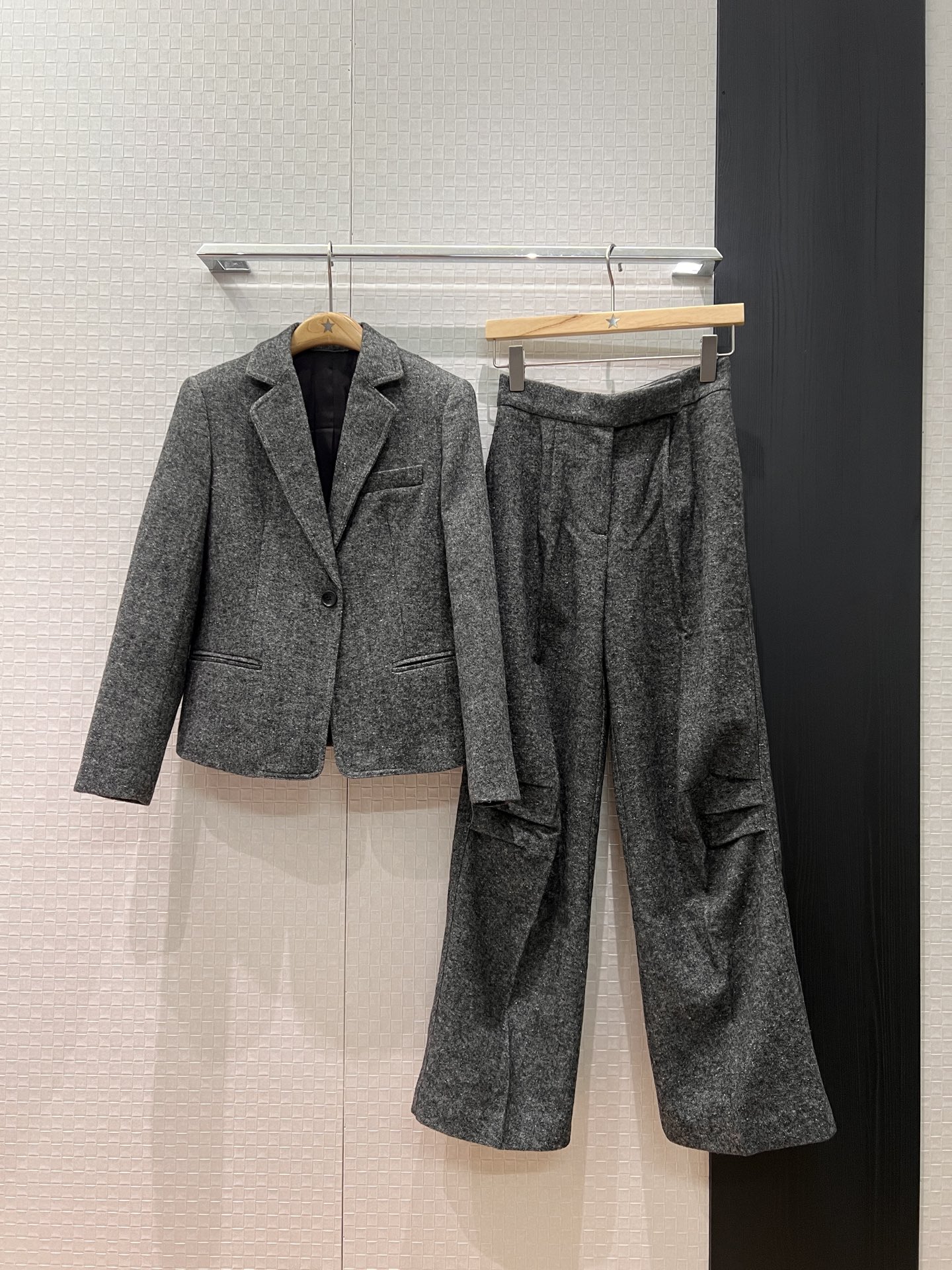 NO:588811,The new carbonated style, premium gray wool single-button suit jacket, minimalist design, can be worn with the same style of trousers for smart commuting, fashionable and versatile SML,,jackets & coats,business suit,alexander wang19860909新款碳酸同款 高级灰羊毛单扣西装外套极简设计 可搭同款西裤干练通勤 时尚百搭 SML,,jackets & coats,business suit,alexander wang,Women's clothing