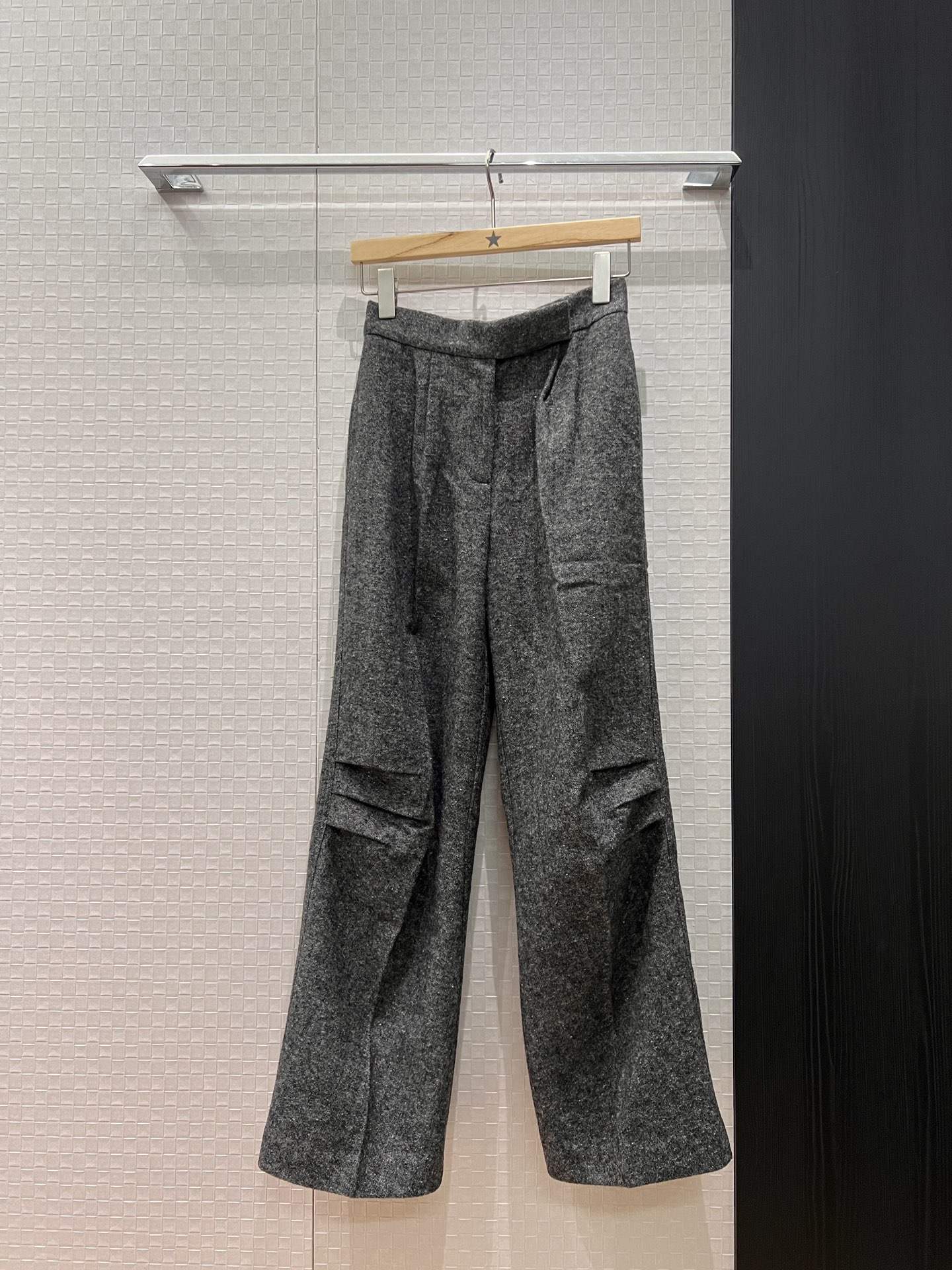 NO:588828,The new carbonated style, high-end gray wool pleated trousers, wide-leg trousers, minimalist design, can be worn with the same blazer for smart commuting, fashionable and versatile SML,,jackets & coats,business suit,alexander wang19860909新款碳酸同款 高级灰羊毛褶皱西裤阔腿裤极简设计 可搭同款西装外套干练通勤 时尚百搭 SML,,jackets & coats,business suit,alexander wang,Women's clothing