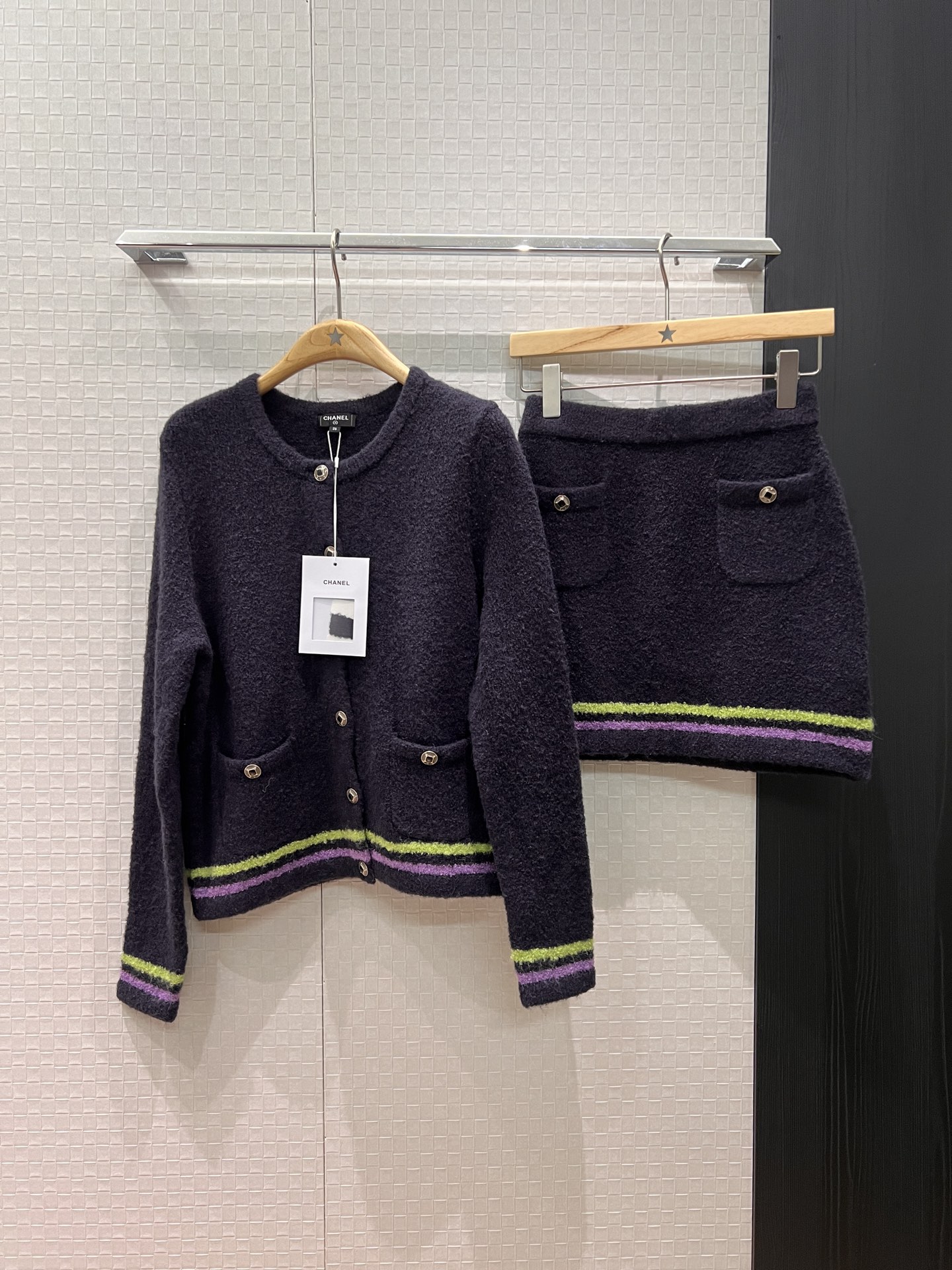 NO:588768,New 25K color block striped cashmere towel knitted skirt with molded buttons, pockets on both sides, hip-covering skirt for casual age reduction, delivery storage bag cloth bag, purple and white SML,,skirts,alexander wang19860909新款25K 拼色条纹羊绒毛巾针织半裙开模扣子 两侧口袋 包臀短裙休闲减龄 配送收纳袋布包 紫色白色 SML,,skirts,alexander wang,Women's clothing