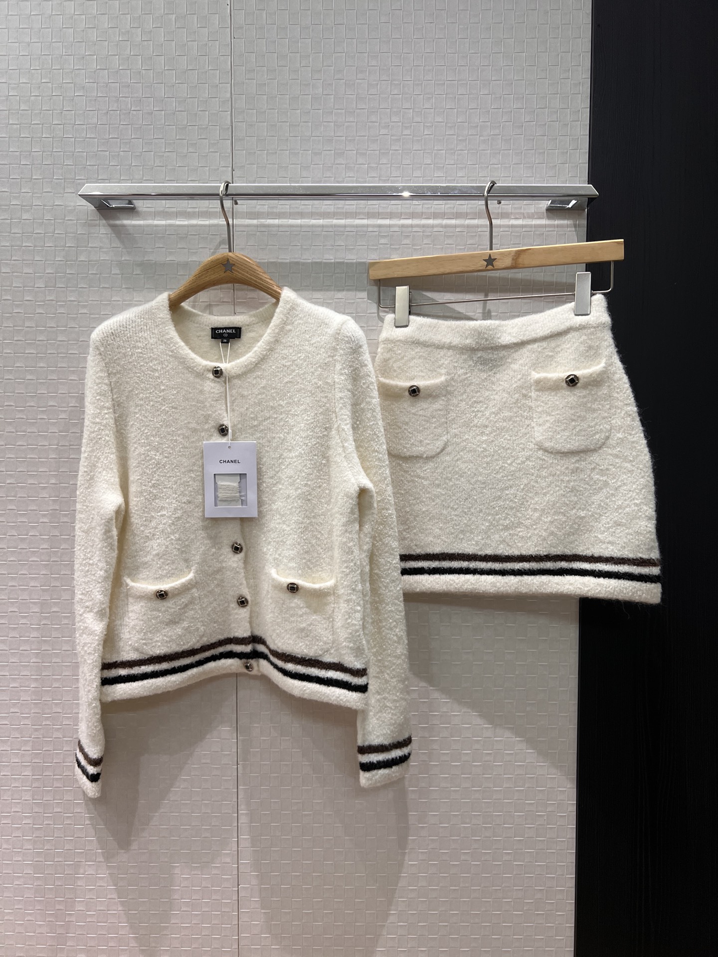 NO:588772,New 25K color block striped cashmere towel knitted skirt with molded buttons, pockets on both sides, hip-covering skirt for casual age reduction, delivery storage bag cloth bag, purple and white SML,,skirts,alexander wang19860909新款25K 拼色条纹羊绒毛巾针织半裙开模扣子 两侧口袋 包臀短裙休闲减龄 配送收纳袋布包 紫色白色 SML,,skirts,alexander wang,Women's clothing