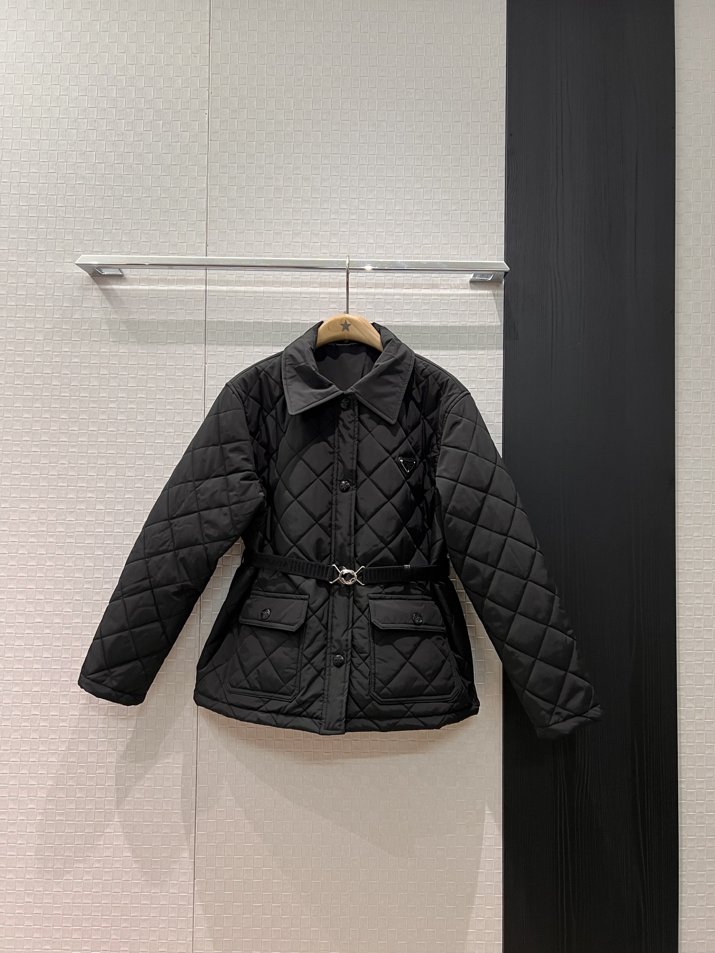 NO:590038,New coming triangle logo decoration Quilted rhombus cotton jacket delivery belt waist decoration Large pockets on both sides are light and comfortable Warm and versatile Black and white SML,,jackets & coats,alexander wang19860909新款来袭三角徽标装饰 绗缝菱格纹棉服外套配送腰带收腰装饰 两侧大口袋轻薄舒适 保暖百搭 黑色白色 SML,,jackets & coats,alexander wang,Women's clothing