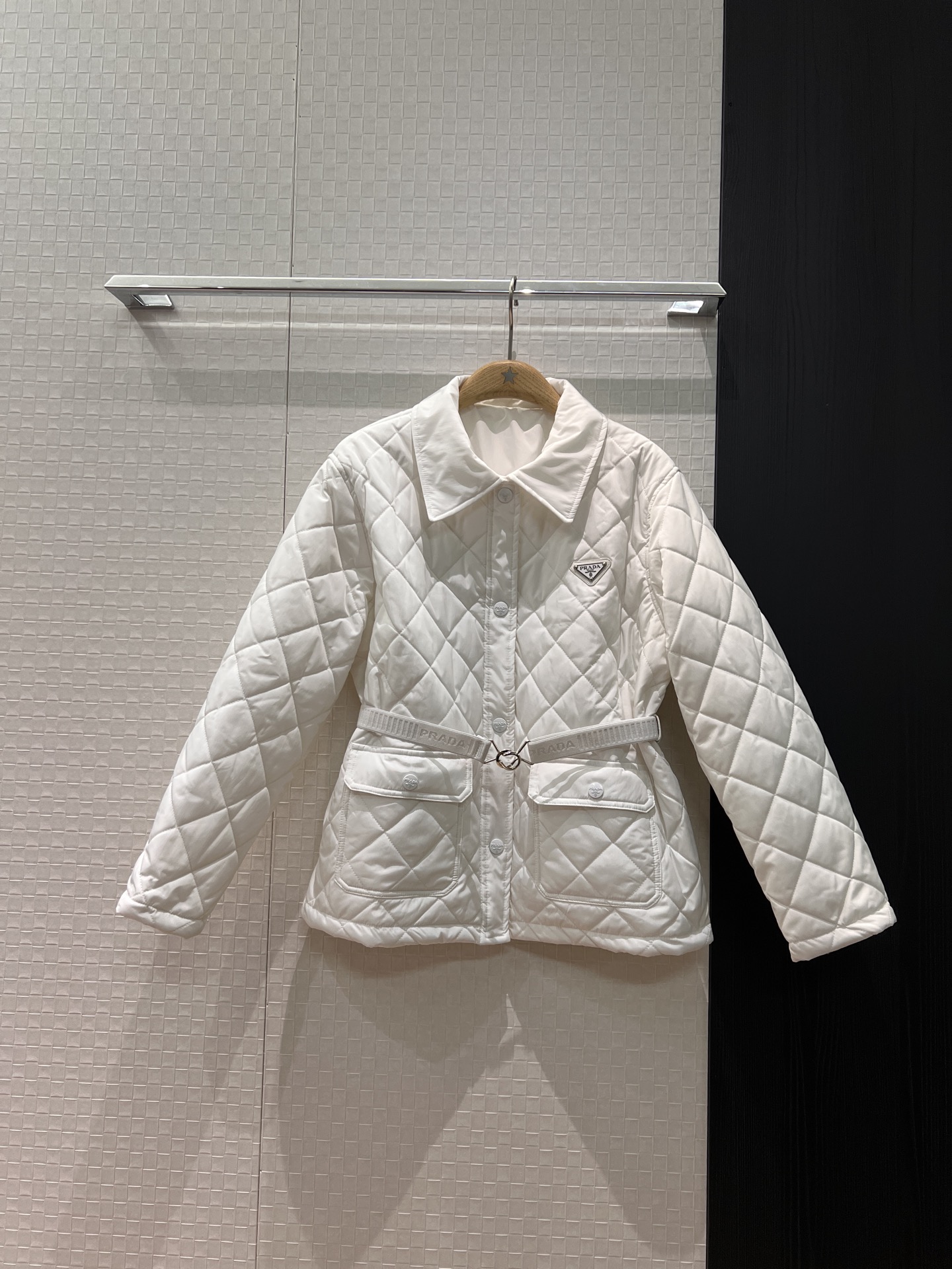 NO:590054,New coming triangle logo decoration Quilted rhombus cotton jacket delivery belt waist decoration Large pockets on both sides are light and comfortable Warm and versatile Black and white SML,,jackets & coats,alexander wang19860909新款来袭三角徽标装饰 绗缝菱格纹棉服外套配送腰带收腰装饰 两侧大口袋轻薄舒适 保暖百搭 黑色白色 SML,,jackets & coats,alexander wang,Women's clothing