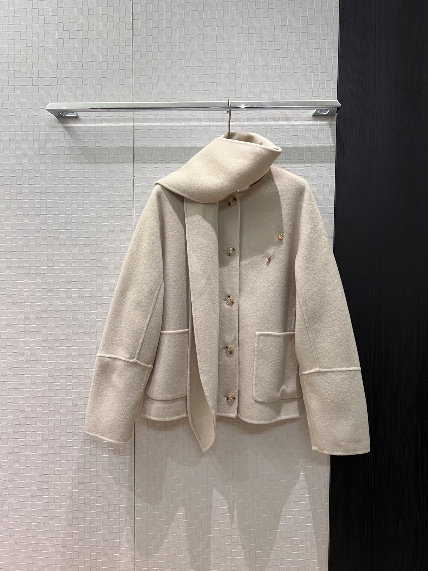 NO:590085,New LP shawl scarf design, round neck woolen coat, detachable two-wear scarf design, delivery brooch decoration, simple and casual, loose and versatile, essential for age reduction, black apricot SML,, loro piana, jackets & coats, brooch, breastpin, shawls, alexander wang19860909新款LP披肩围巾设计圆领羊毛呢外套 围巾可拆卸两穿设计 配送胸针装饰 简约休闲 宽松百搭减龄必备 黑色杏色 SML,,loro piana,jackets & coats,brooch，breastpin,shawls,alexander wang,Women's clothing