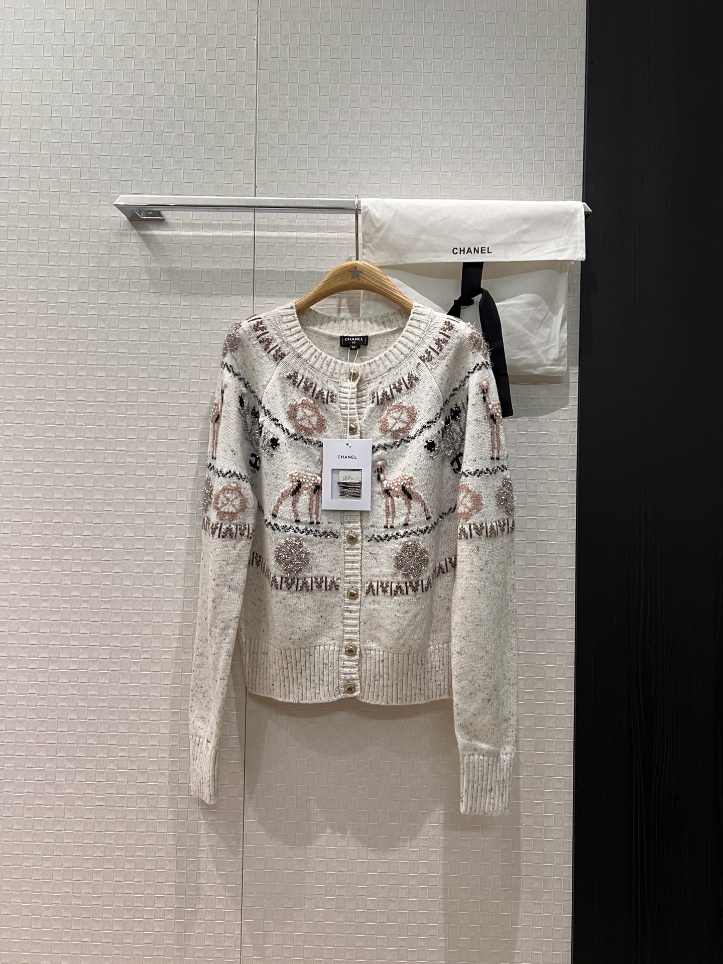 NO:590116,New 25N Ski Series Atmosphere Fair Isle Christmas Sweater Knitted Wool Cardigan Jacket Heavy Industry Four-leaf Clover Deer Embroidery Jacquard Round Neck Long Sleeve Age-Reducing Versatility Delivery Storage Bag Cloth Bag Purple Brown Apricot SML,,jackets & coats,sweaters,alexander wang19860909新款25N滑雪系列 氛围感费尔岛圣诞毛衣 针织羊毛开衫外套重工四叶草小鹿刺绣提花 圆领长袖减龄百搭 配送收纳袋布包 紫色咖色杏色 SML,,jackets & coats,sweaters,alexander wang,Women's clothing