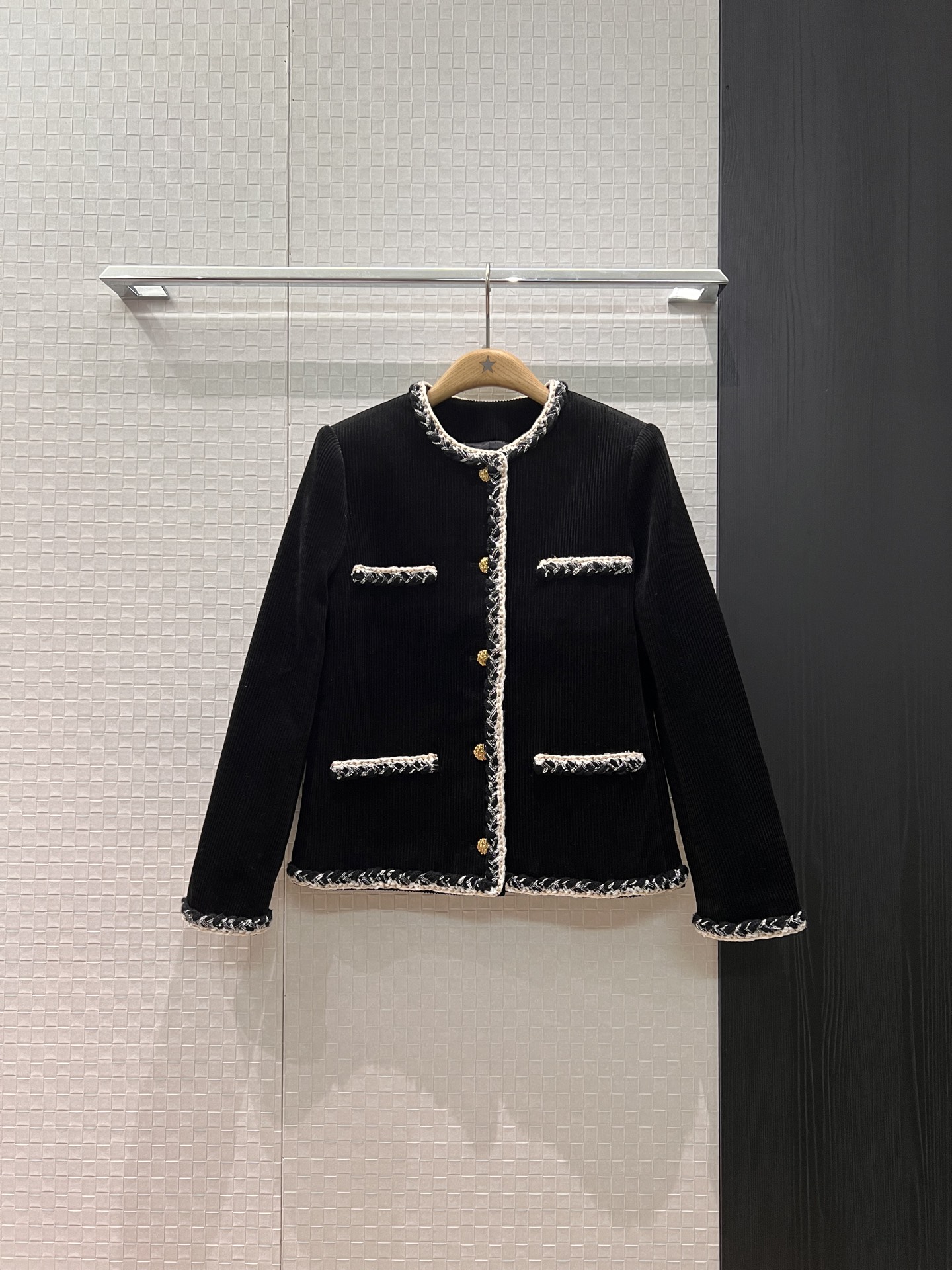 NO:590073,Recommended new style 25K Jennie's same style. Corduroy coat of the wealthy daughter. Heavy woven belt edge decoration. Open molded gold buckle. Four pockets decorated. Elegant and elegant. Versatile temperament. SML,,jackets & coats,alexander wang19860909新款推荐25K Jennie同款 财阀千金灯芯绒外套重工编织带边装饰 开模金扣 四口袋装饰名媛优雅 气质百搭 SML,,jackets & coats,alexander wang,Women's clothing
