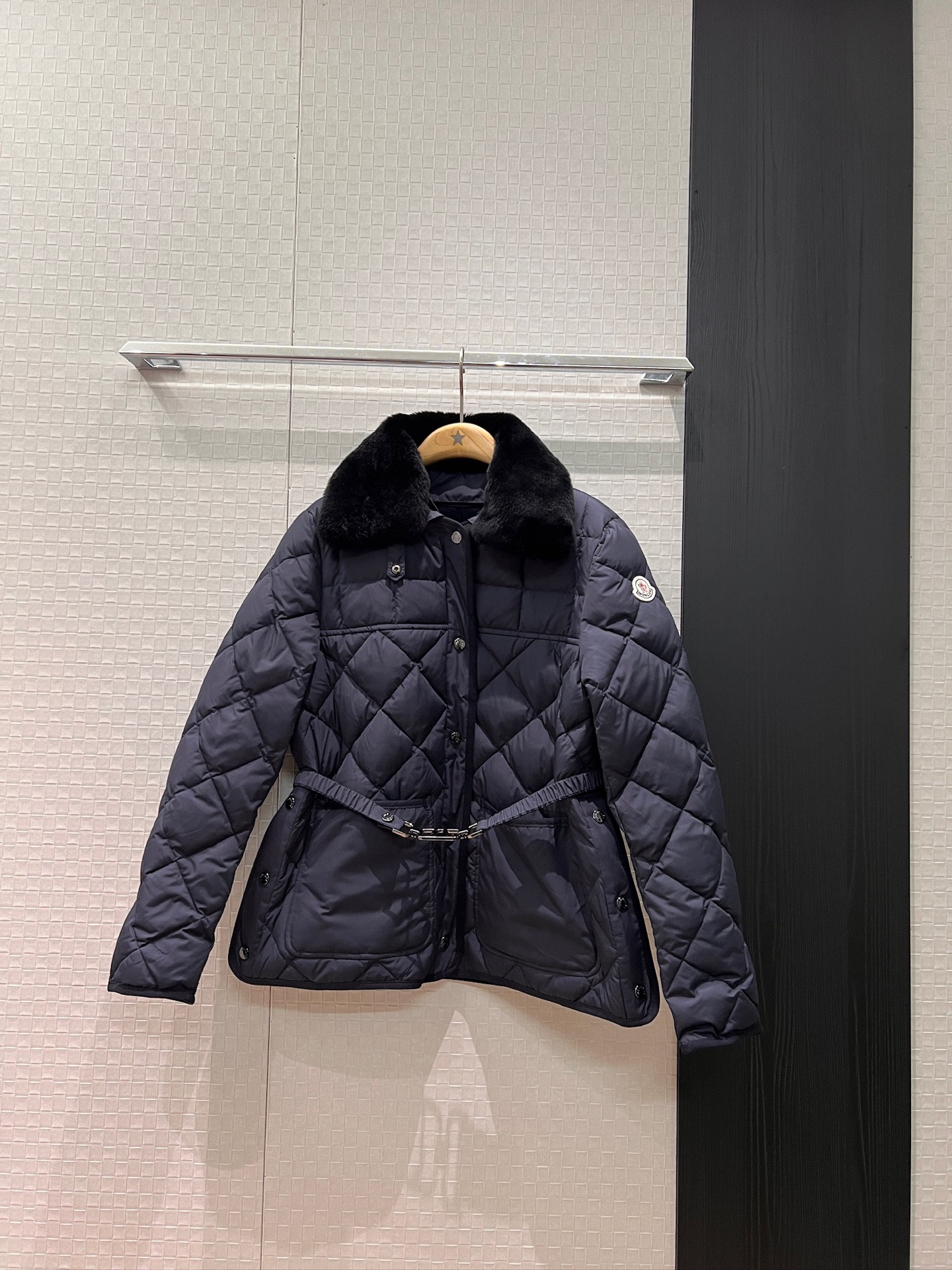 NO:590566,Comes with dust bag, new autumn and winter muzzle, fur collar two-wear design, elastic waistband to slim down the waist, rhombus down jacket, fur collar, detachable classic armband decoration, hardware accessories mold opening, 90 down and 10 feathers are essential for keeping warm, age-reducing and not picky, dark blue khaki 1-4,,Moncler,jackets & coats,down jacket,alexander wang19860909配防尘袋秋冬新款蒙口 毛领两穿设计 松紧腰带装饰收腰显瘦 菱格羽绒服外套 毛领可拆卸经典袖标装饰 五金配件开模 90羽绒10羽毛保暖必备 减龄不挑人 深蓝卡其 1-4,,Moncler,jackets & coats,down jacket,alexander wang,Women's clothing